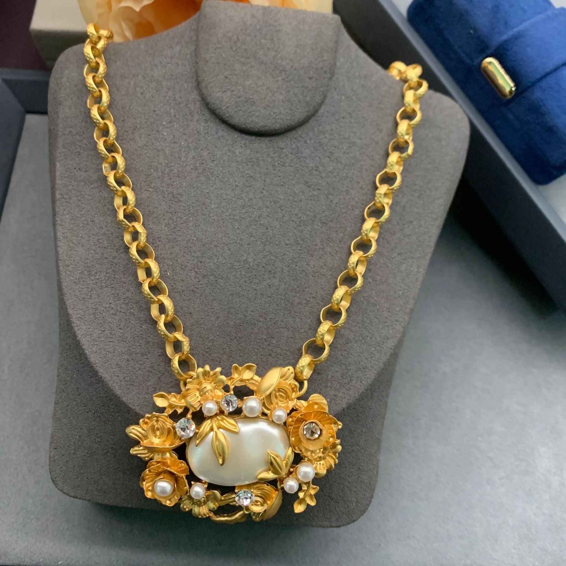 Vintage three-dimensional relief pearl flower necklace set