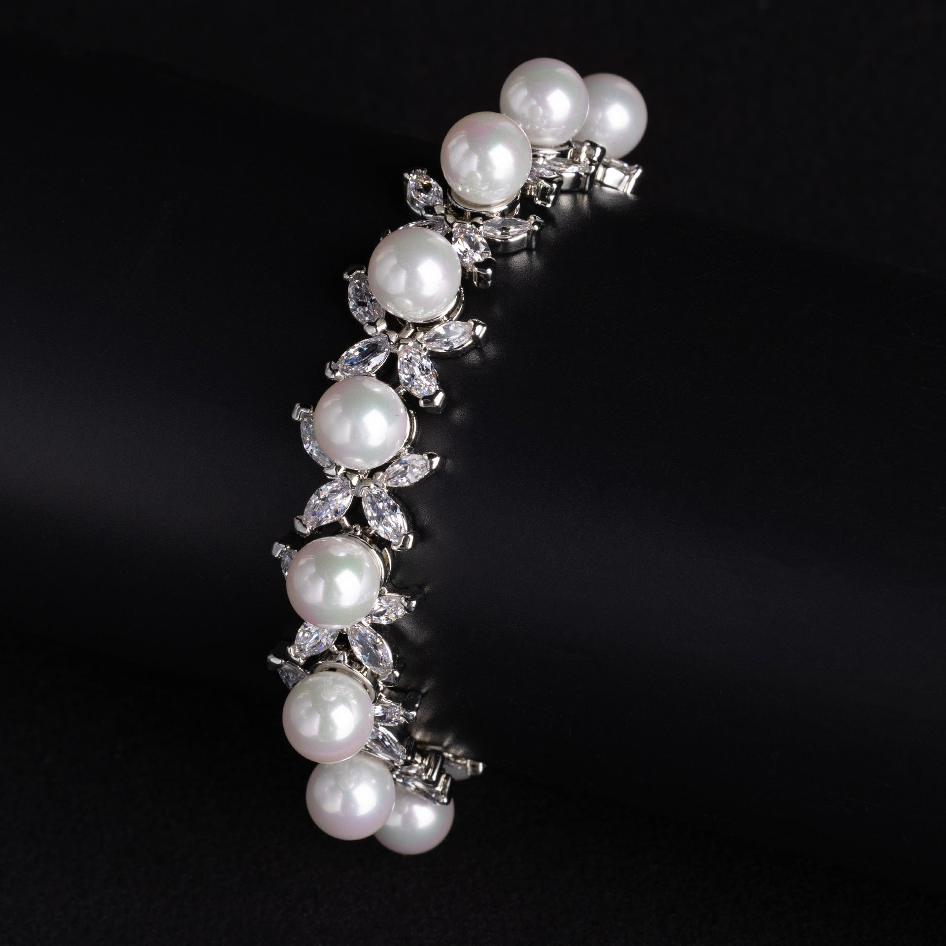 Elegant Pearl Bracelet with Crystal Leaves – Luxury Jewelry Gift for Her