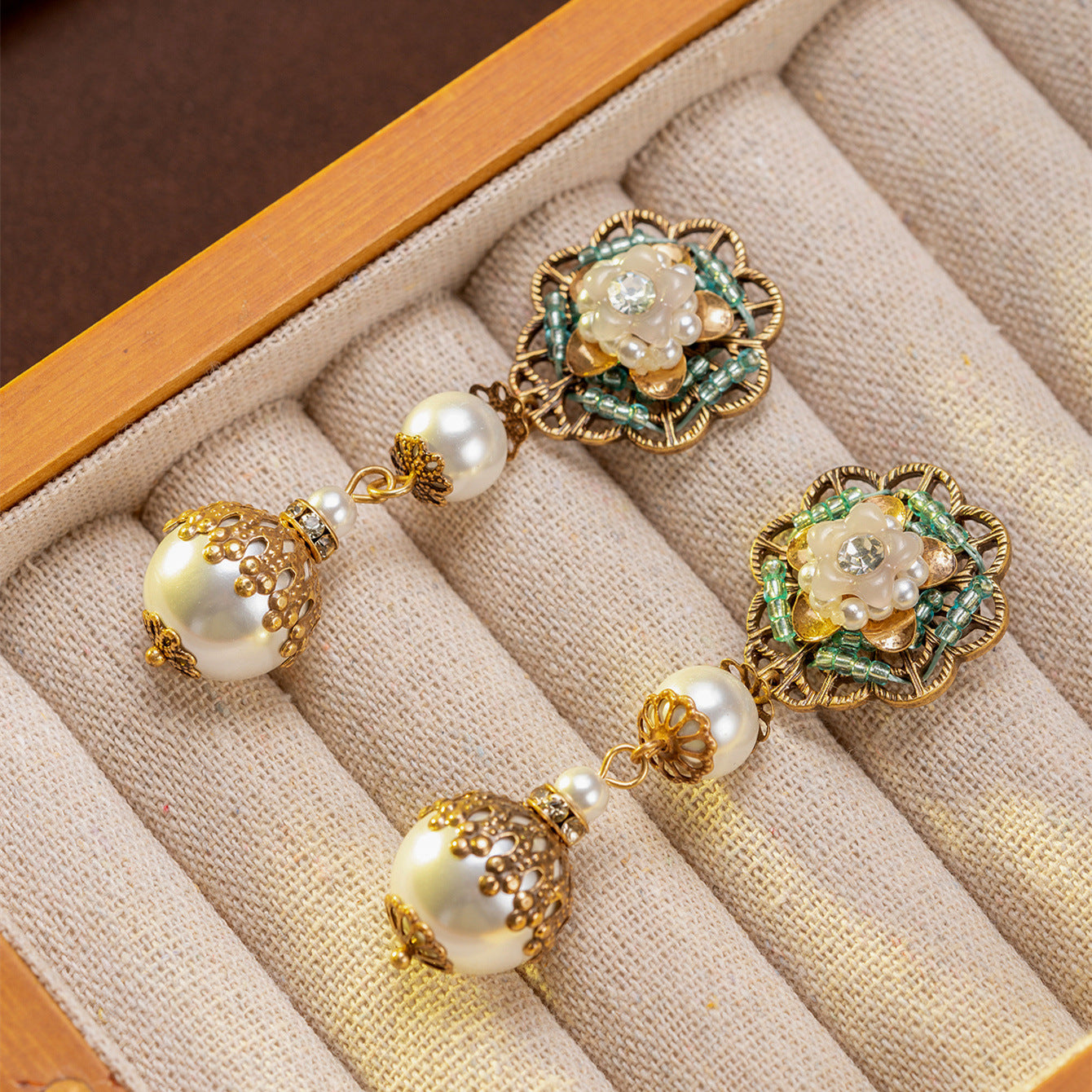 Boucles d'oreilles pendantes vintage florales avec perles pour femmes