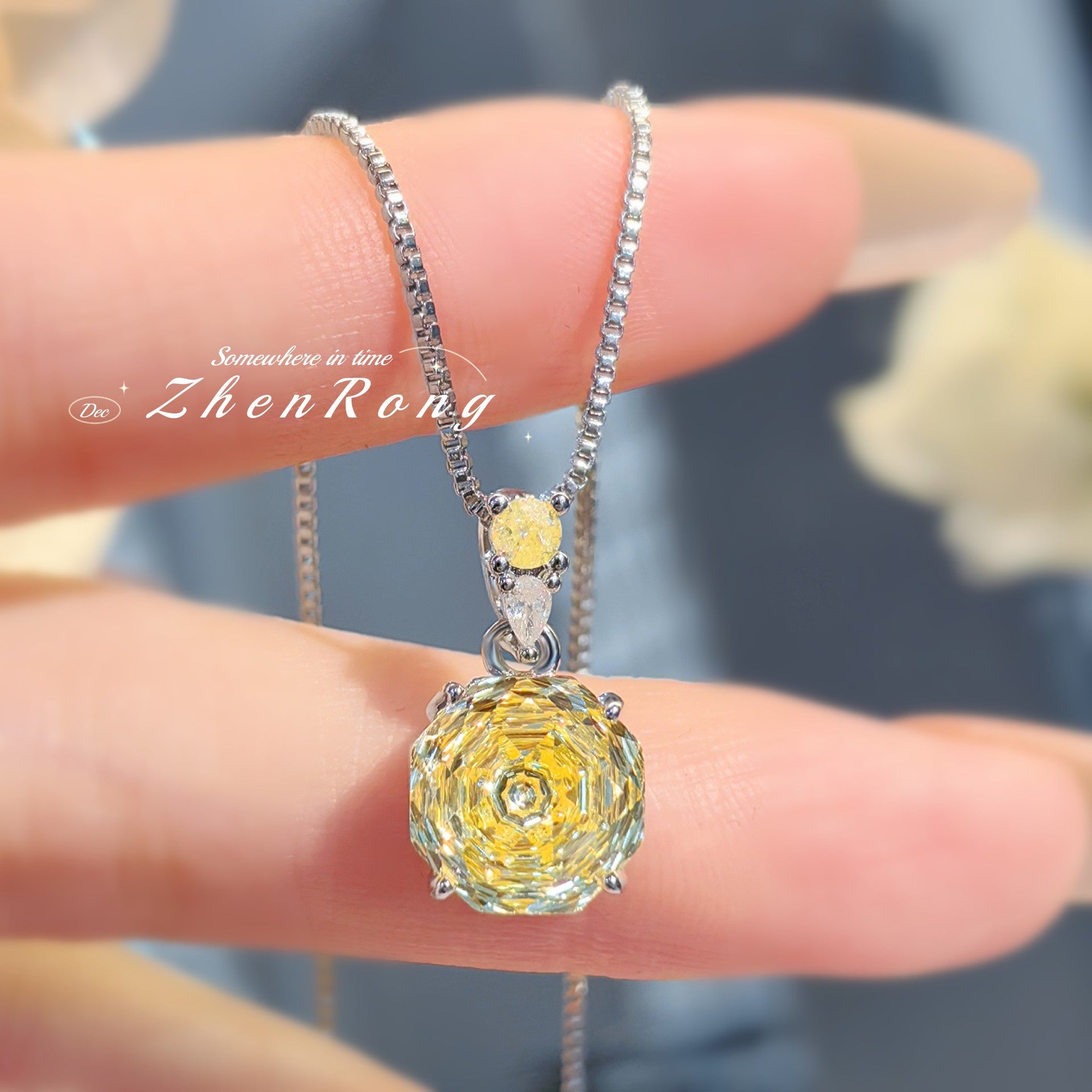 Collier coloré en diamant à haute teneur en carbone Rose du Millénaire Octogonale