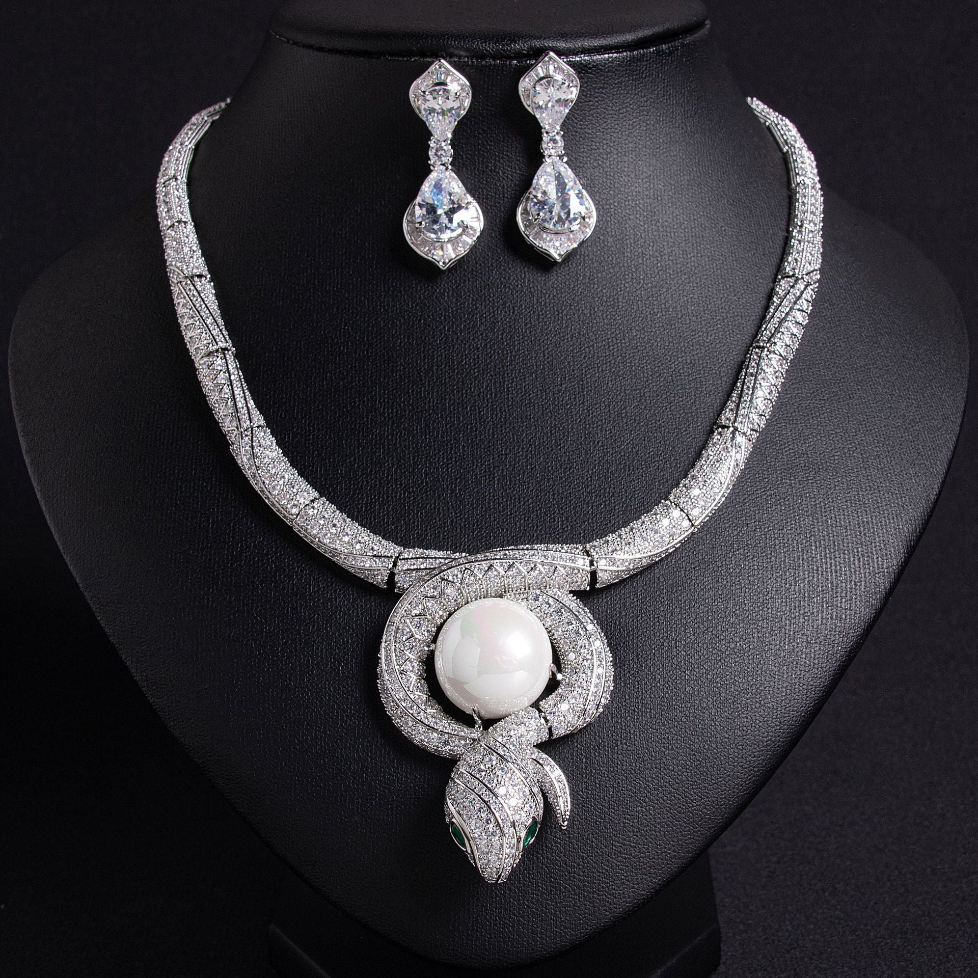 High temperament jewelry snake diamond necklace retro atmosphere light luxury style collarbone chain new women