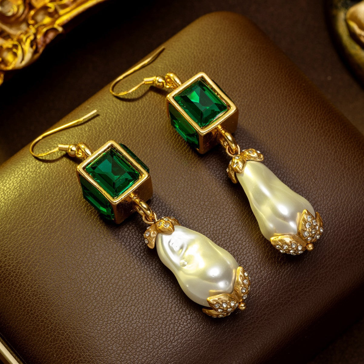 Parure de collier perles et de boucles d'oreilles émeraude en sucre d'époque médiévale