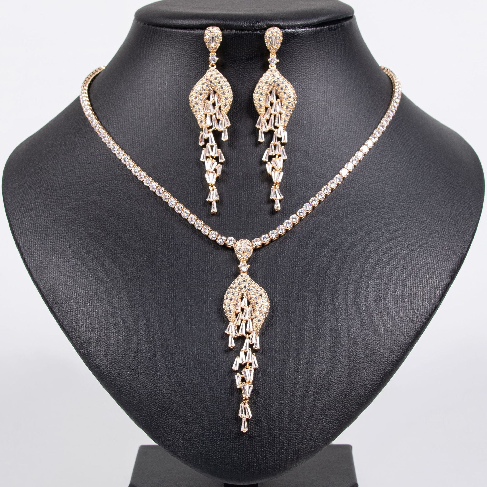Elegant Gold Tassel Necklace Set – Sparkling Crystal Earrings Jewelry