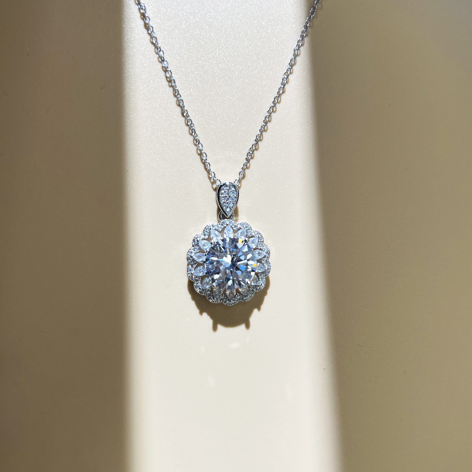 Light Luxury 5 Carat Zircon Sunflower Necklace