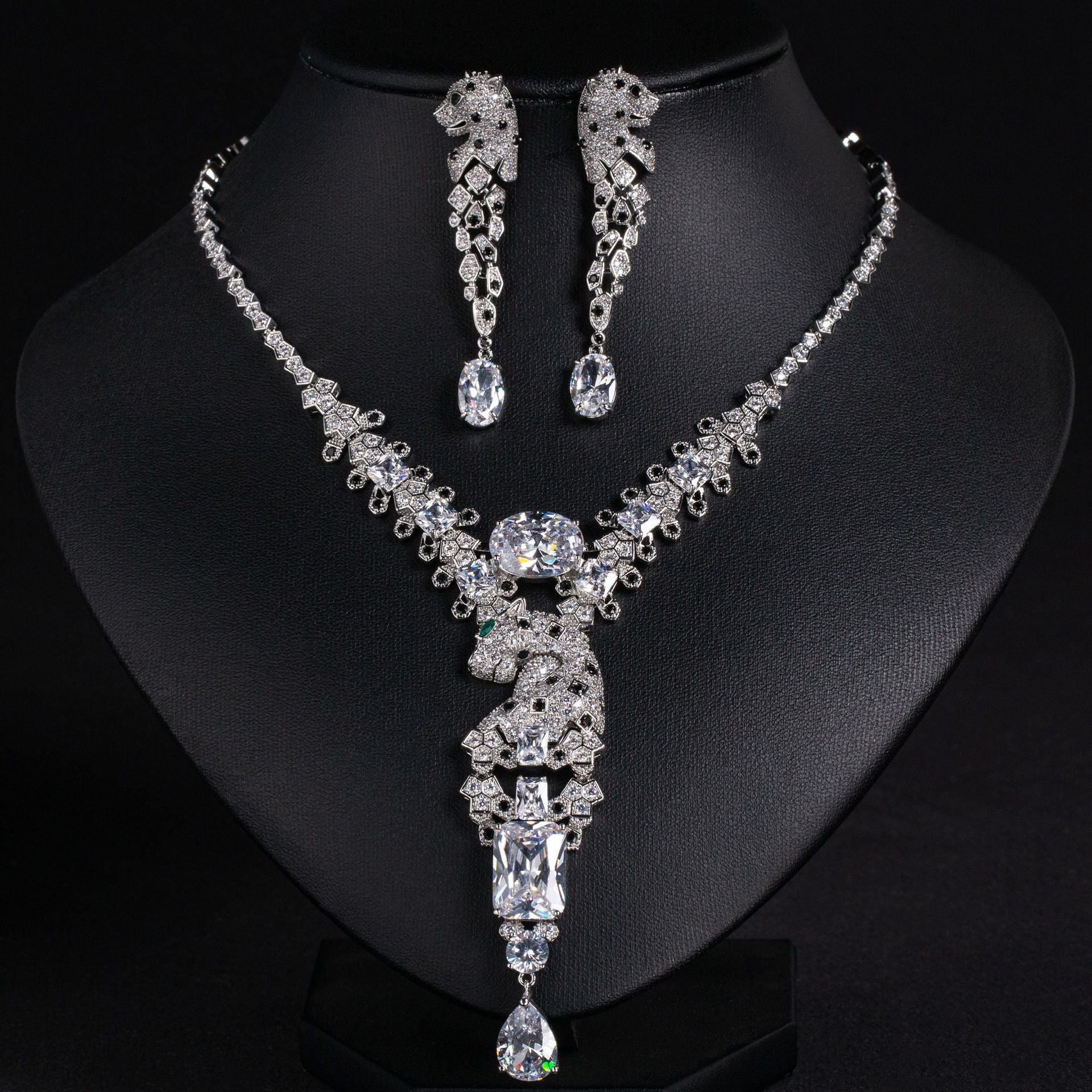 Parure de bijoux collier et boucles d'oreilles de luxe rubis royal