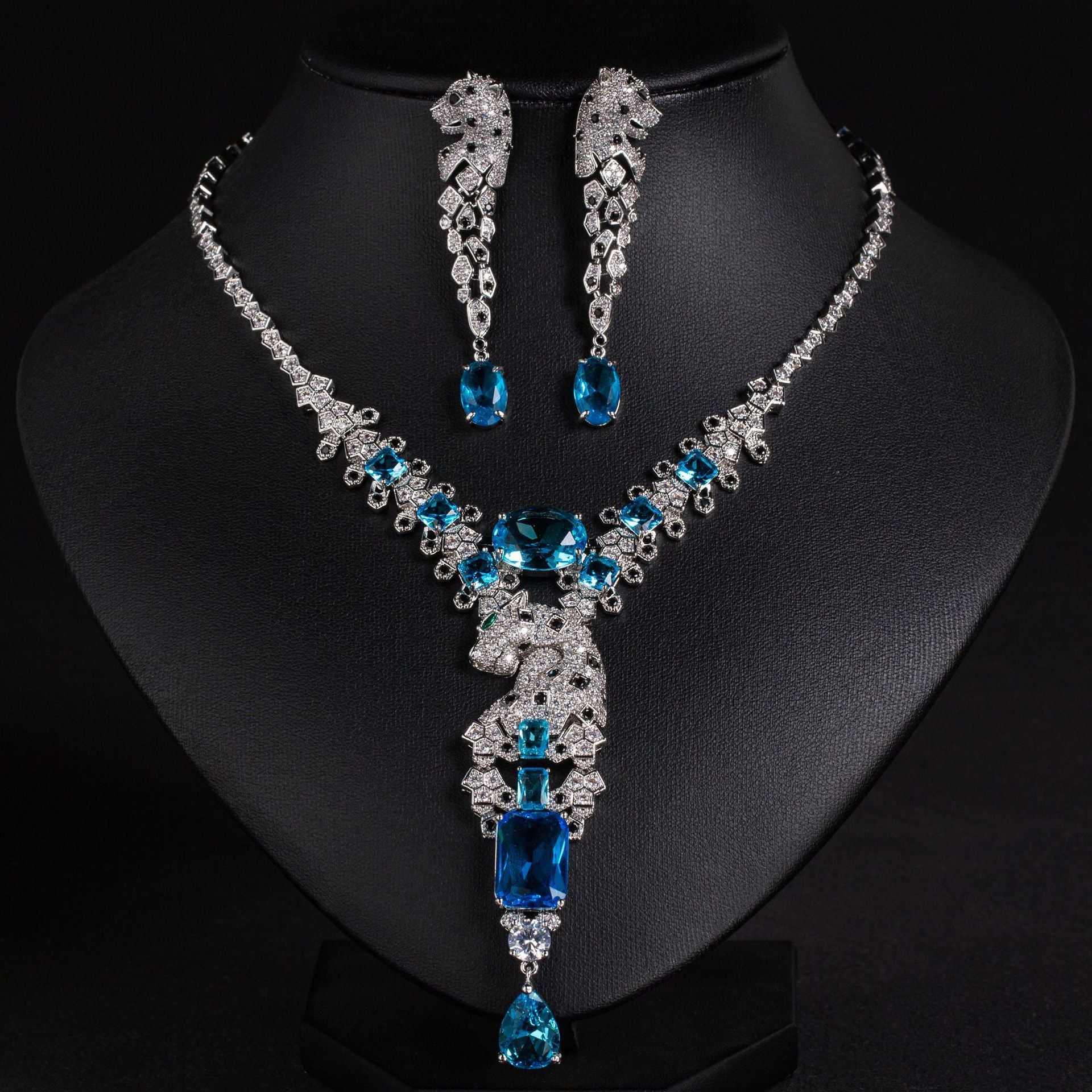 Parure de bijoux collier et boucles d'oreilles de luxe rubis royal