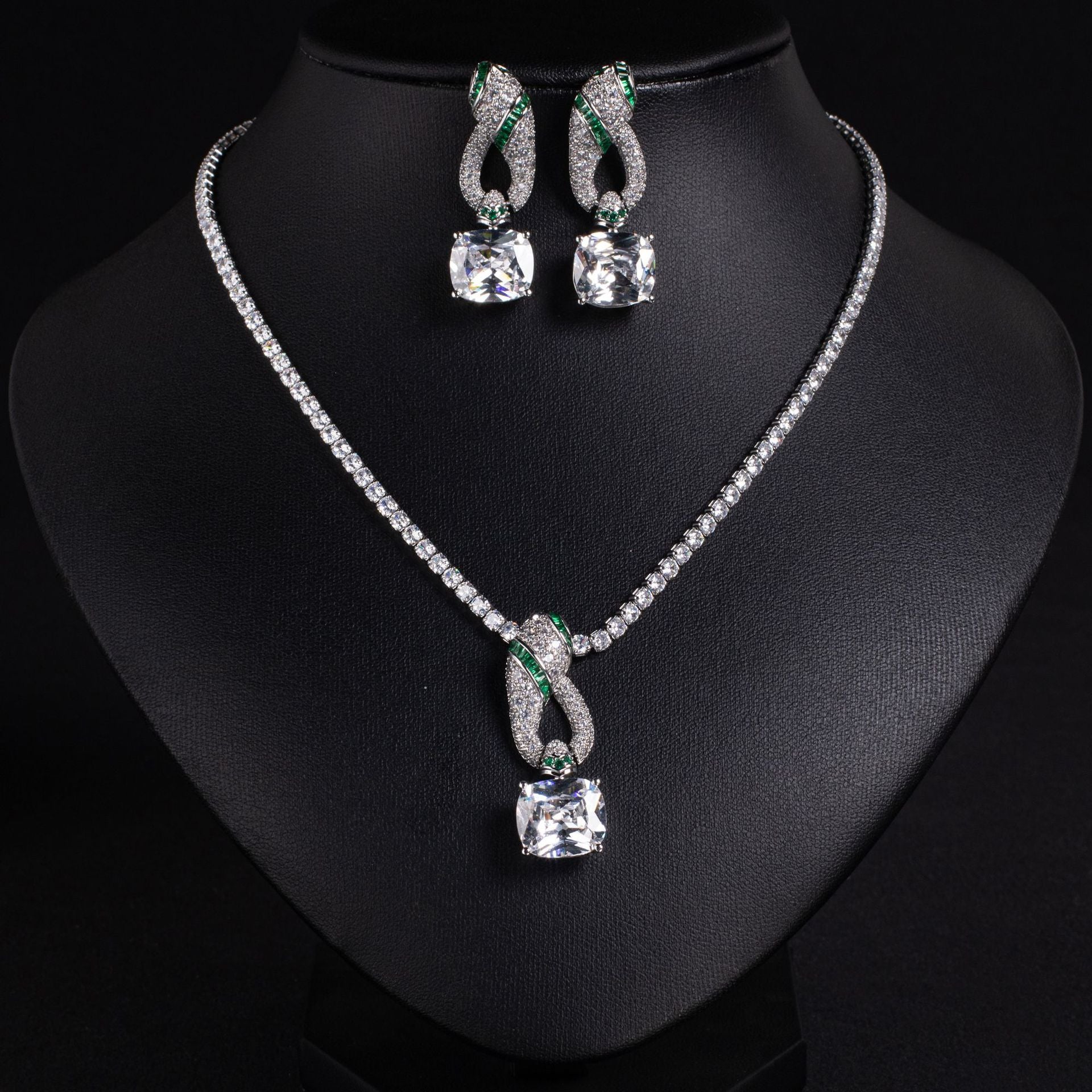 Luxury Emerald Green Gemstone Necklace Set for Women – Statement Jewelry with Matching Earrings