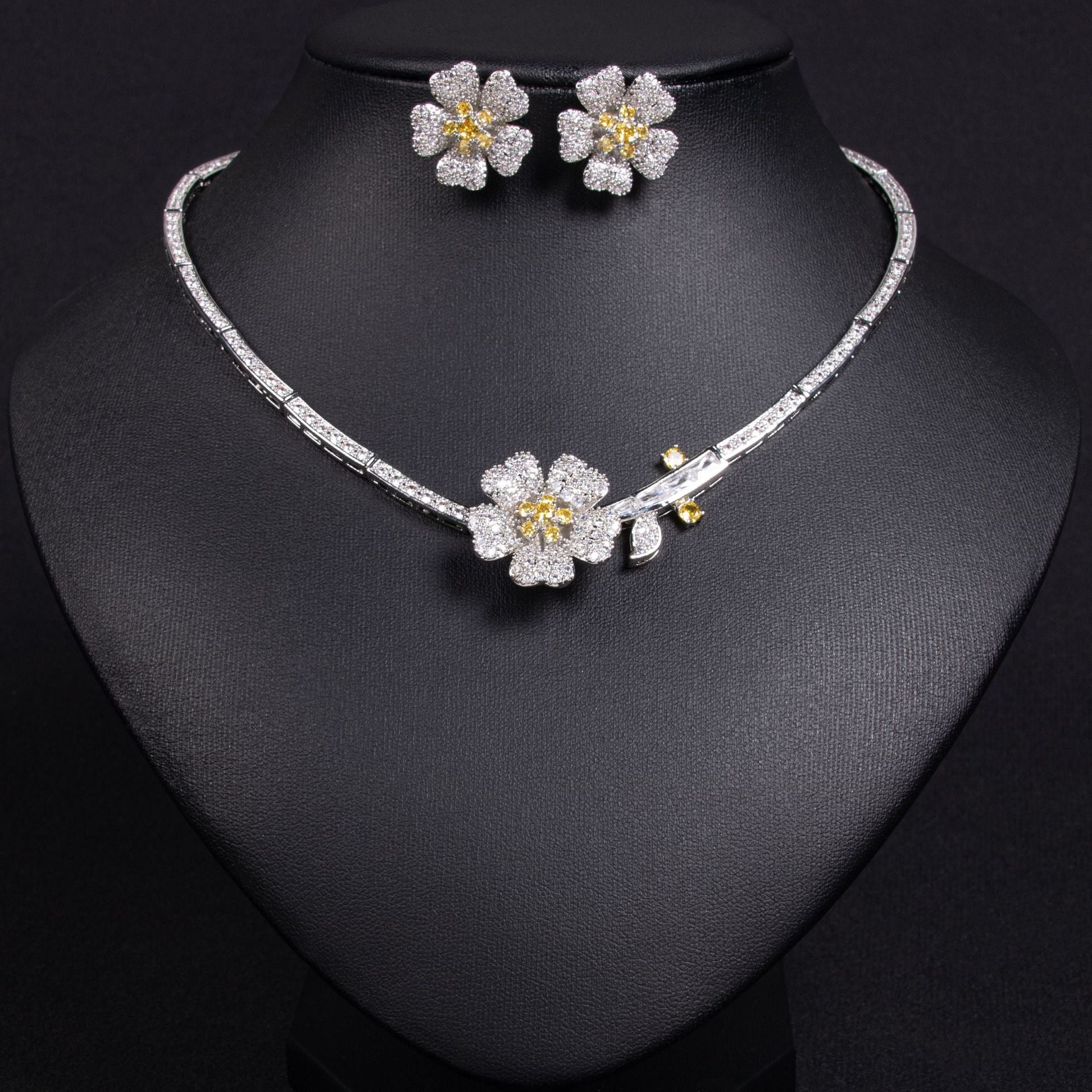 Ensemble collier et boucles d'oreilles zircon fleur, élégant et simple