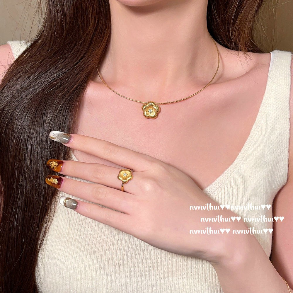 Vintage gold-plated brushed flower necklace