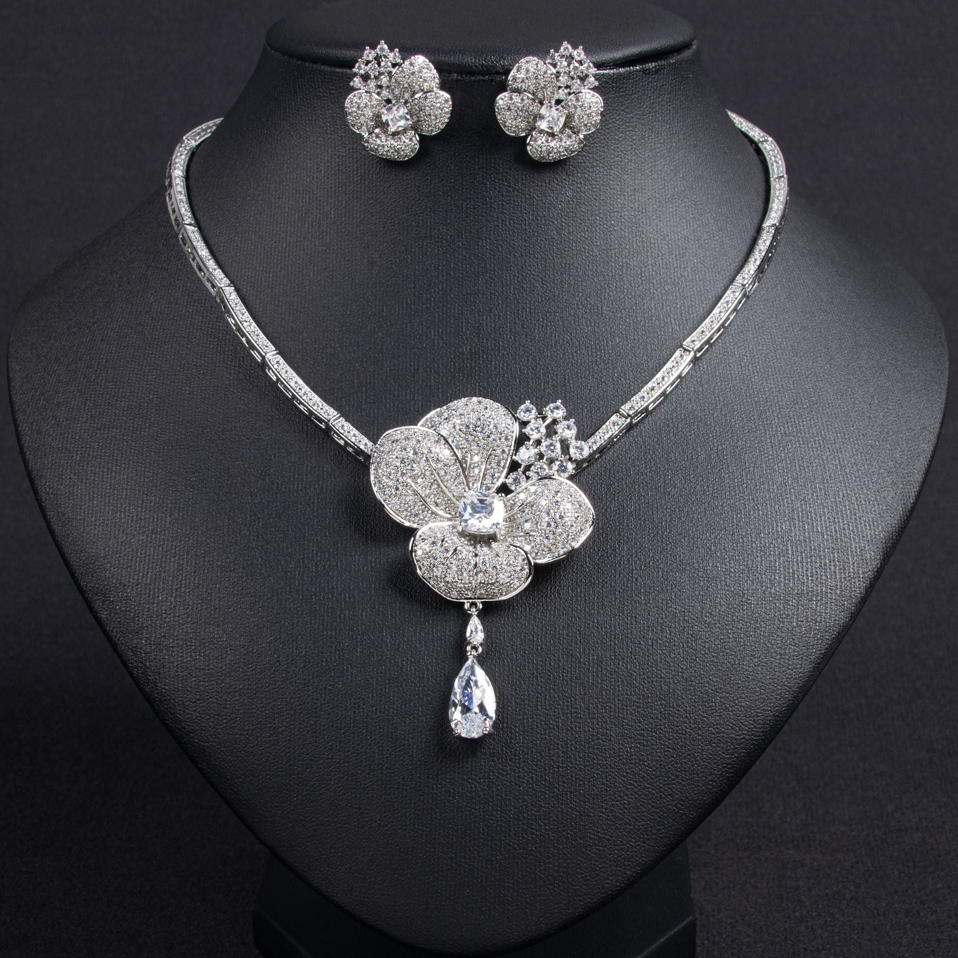 Parure Collier et Boucles d'Oreilles Fleur en Cristal et Or de Luxe