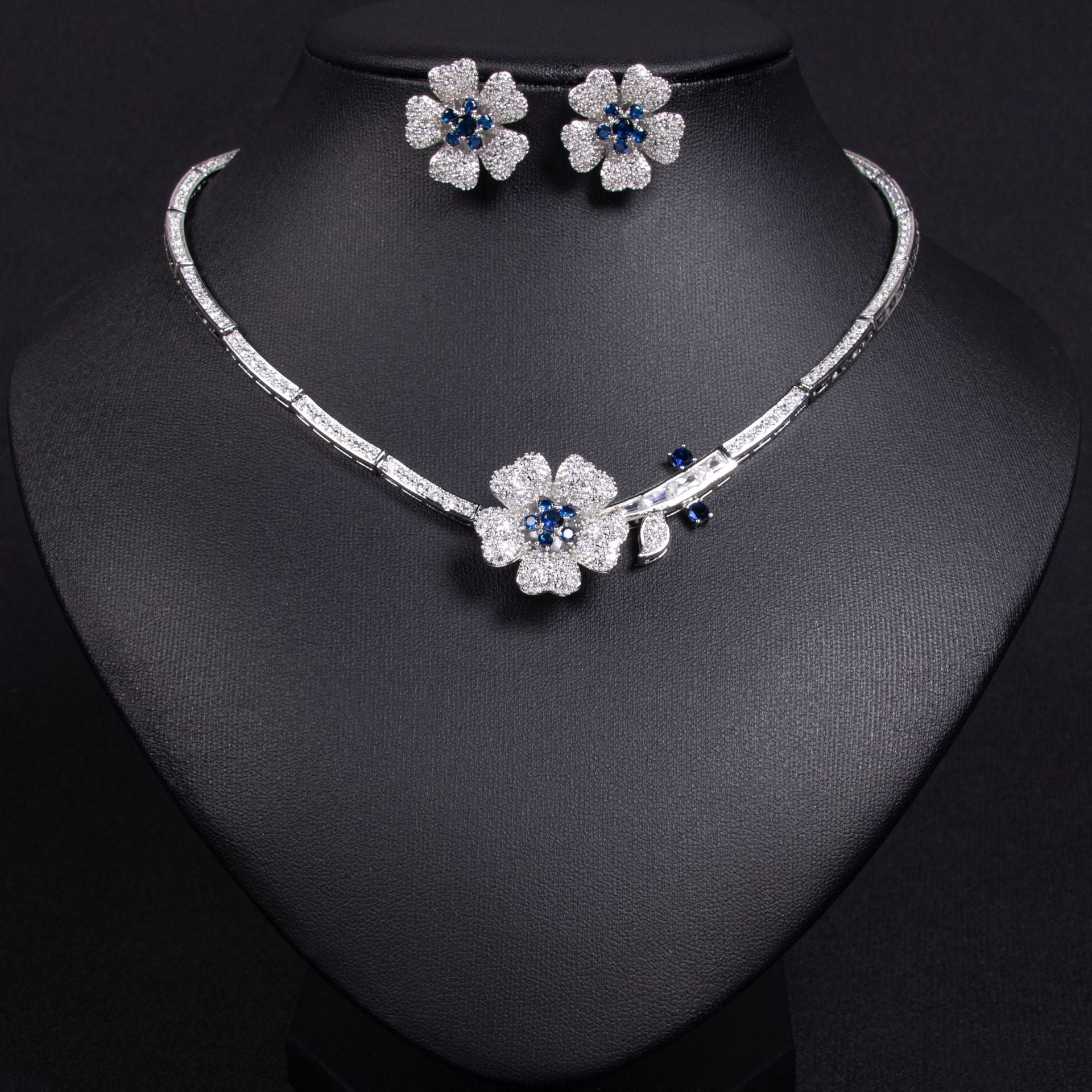 Ensemble collier et boucles d'oreilles zircon fleur, élégant et simple