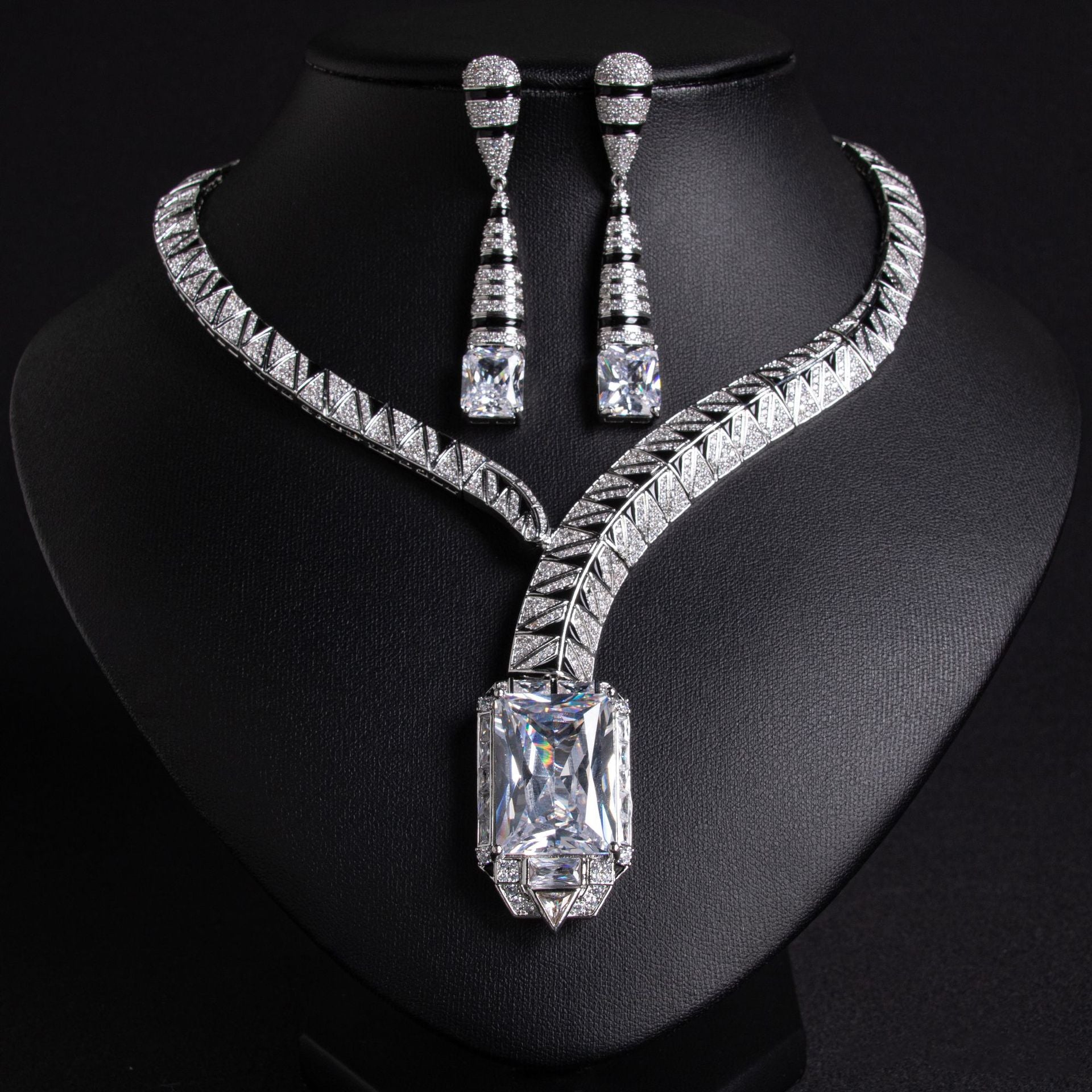 Ensemble de bijoux de luxe collier ras du cou et boucles d'oreilles en zircon en forme de goutte d'eau pour mariage