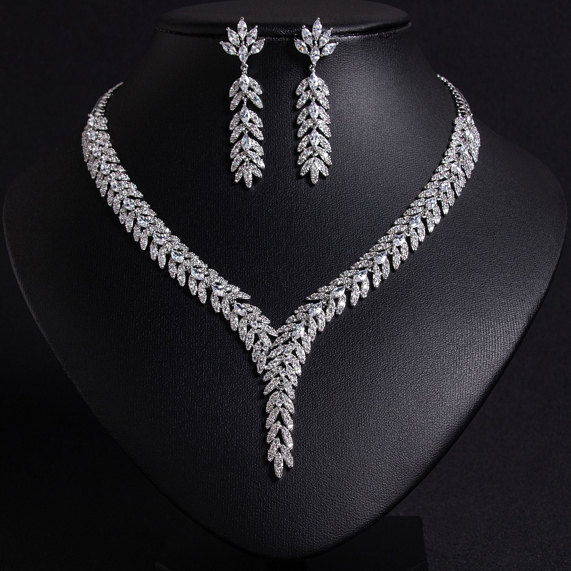 Parure de bijoux de luxe en cristal rouge feuille – Collier et boucles d'oreilles étincelants pour événements formels