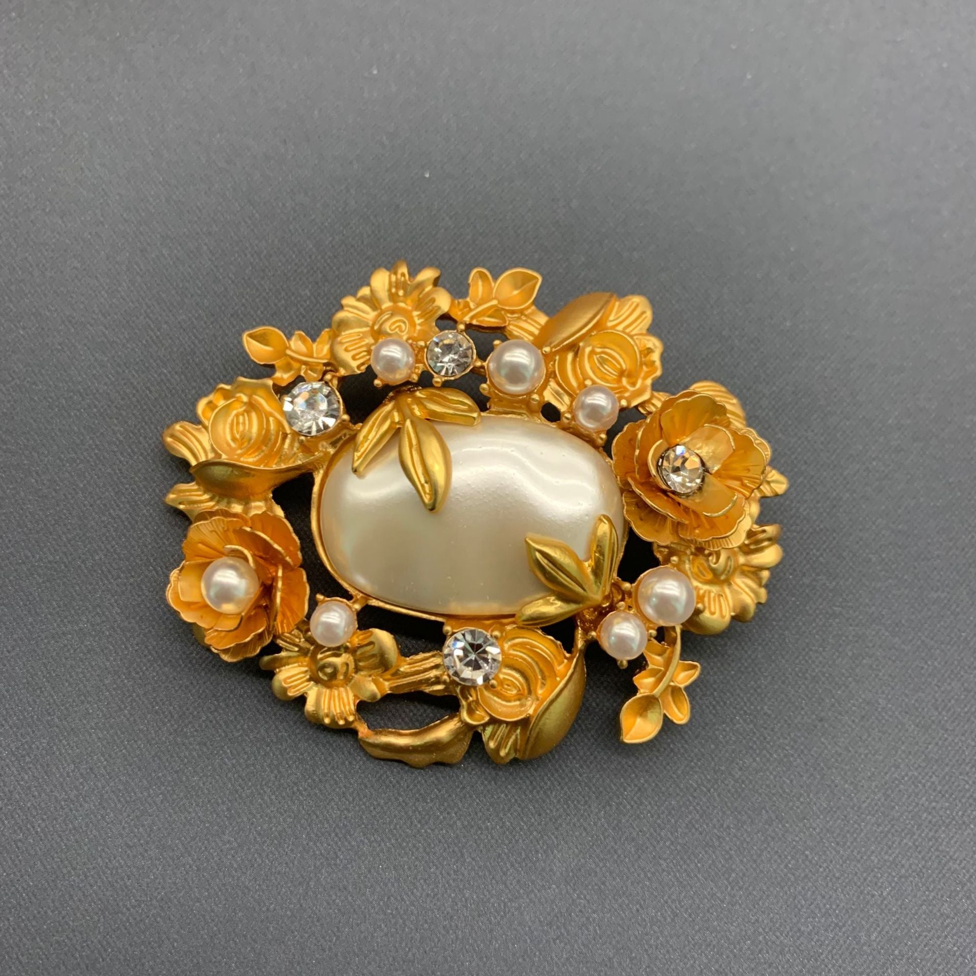 Vintage three-dimensional relief pearl flower necklace set