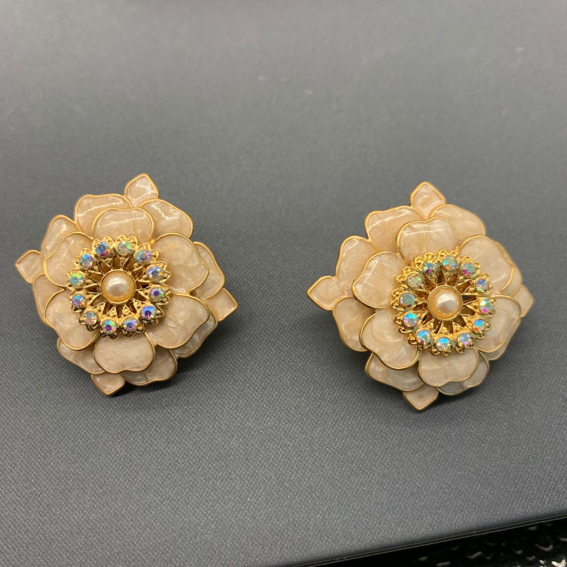[Tea Language] French court retro enamel, three-layer three-dimensional petal brooch, earrings