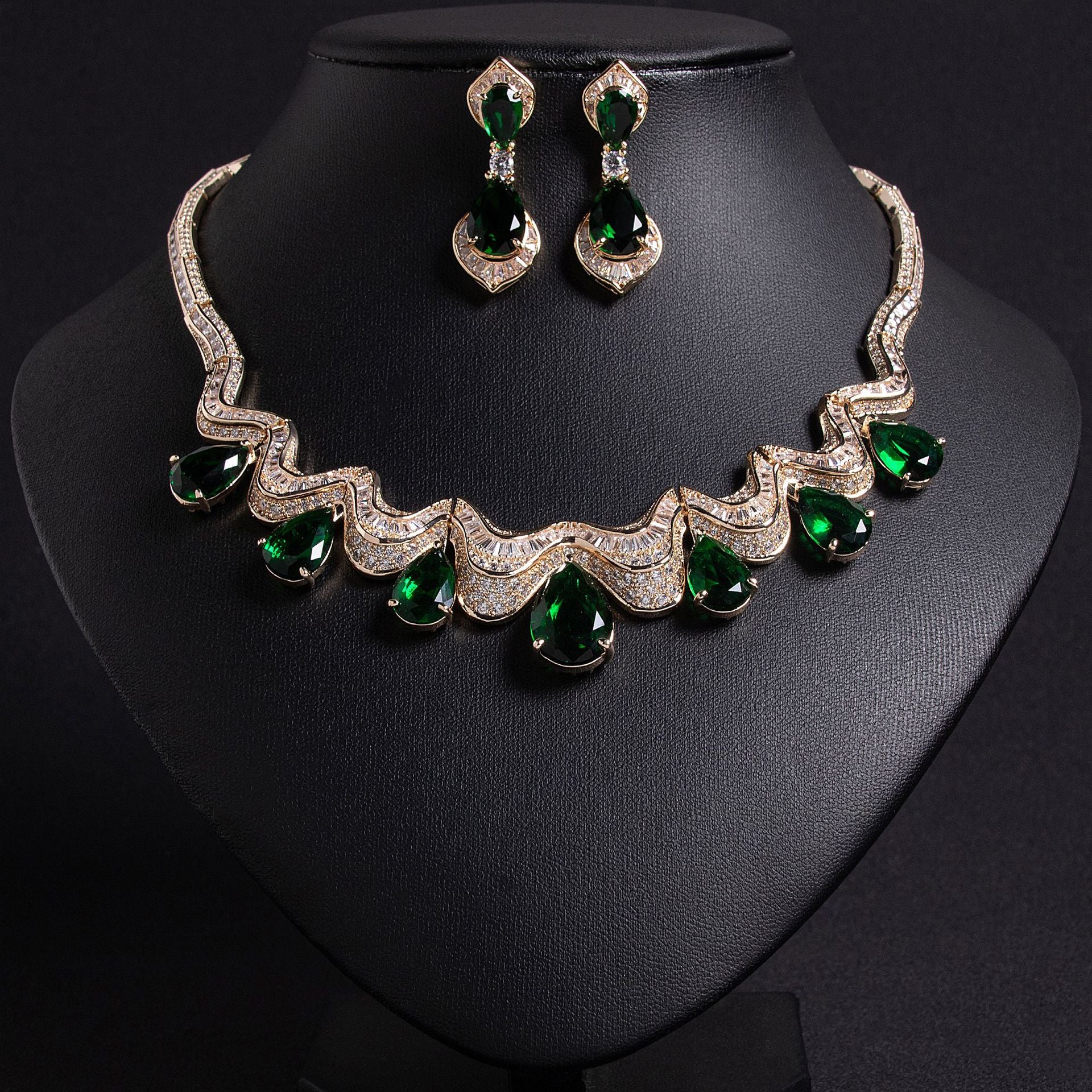 Parure de collier plastron élégante avec cristaux d'émeraude et vagues