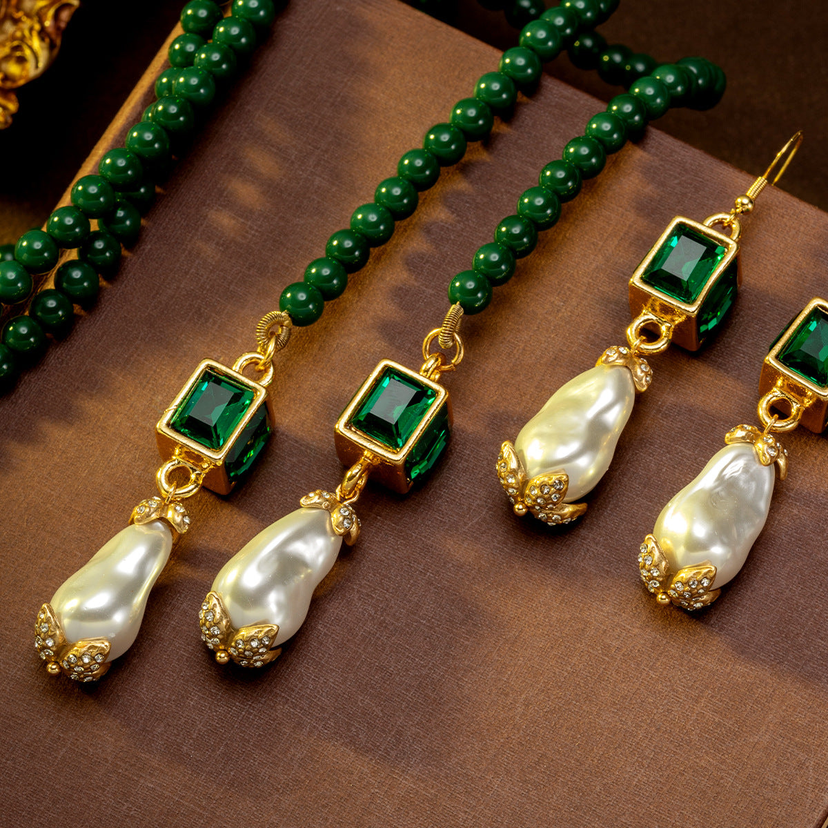 Parure de collier perles et de boucles d'oreilles émeraude en sucre d'époque médiévale