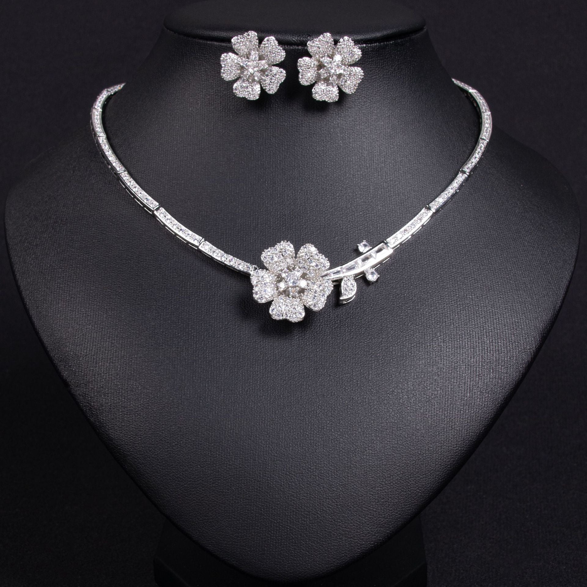 Ensemble collier et boucles d'oreilles zircon fleur, élégant et simple