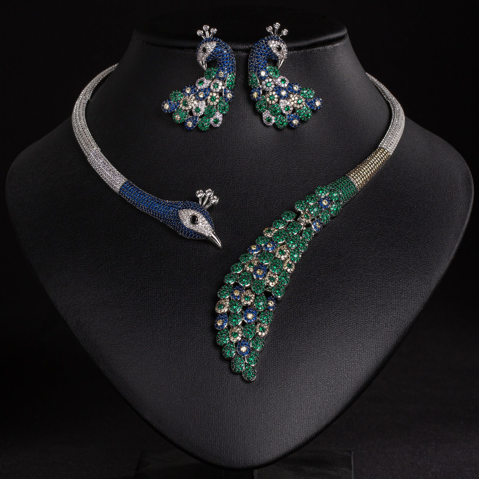 Parure Collier Boucles d'Oreilles Paon Entièrement Ornée de Diamants et Pierres Précieuses Colorées
