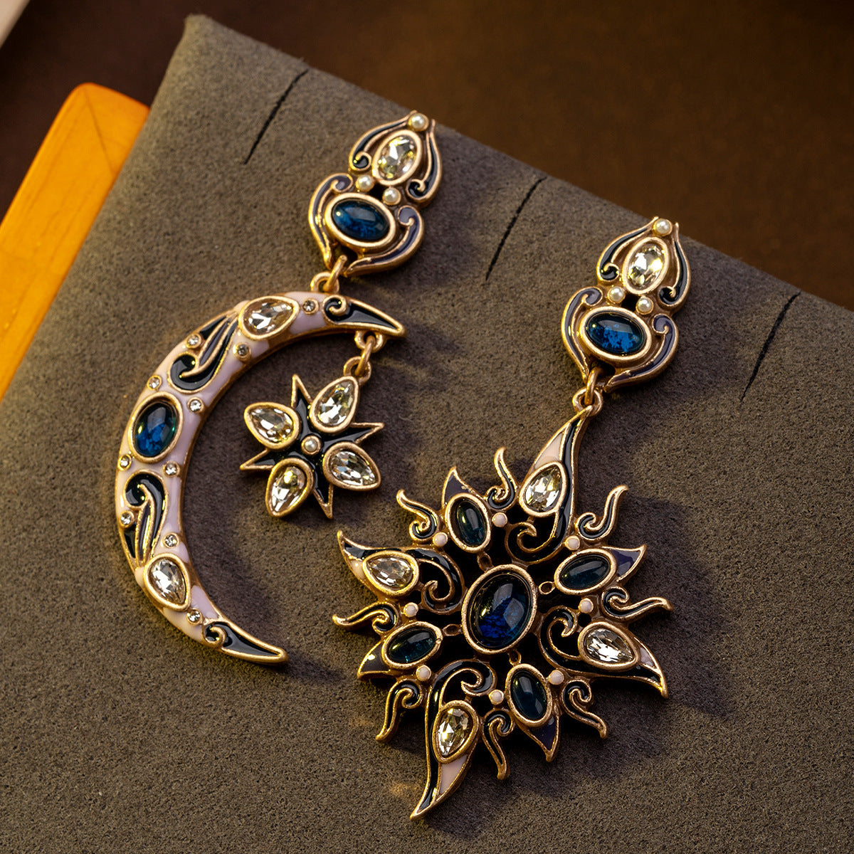 Boucles d'oreilles asymétriques médiévales, gravure lune mangue étoile