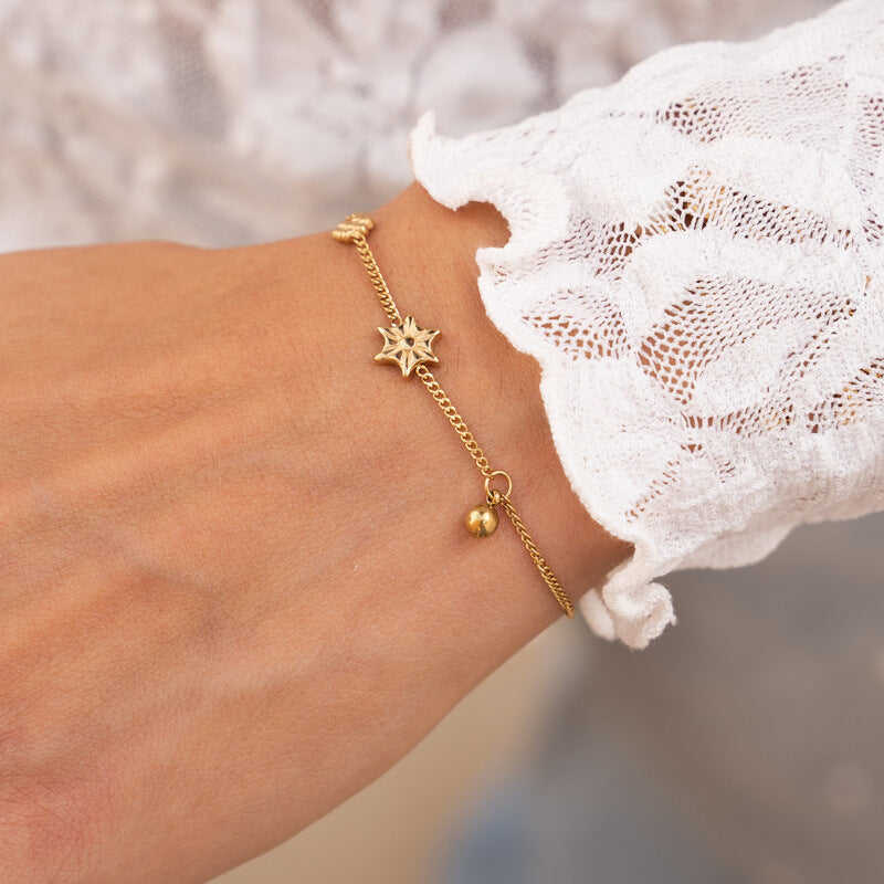 Light luxury zircon gold-plated bracelet.