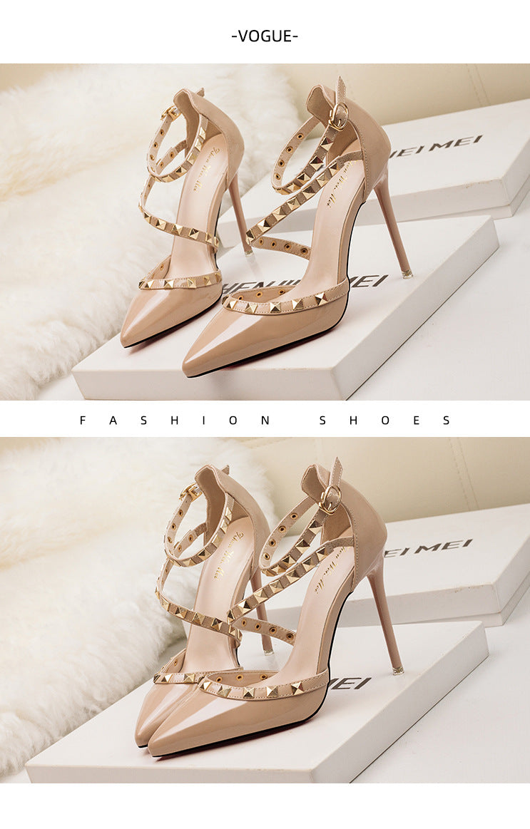 Simple pointed rivets hollow word with high heels