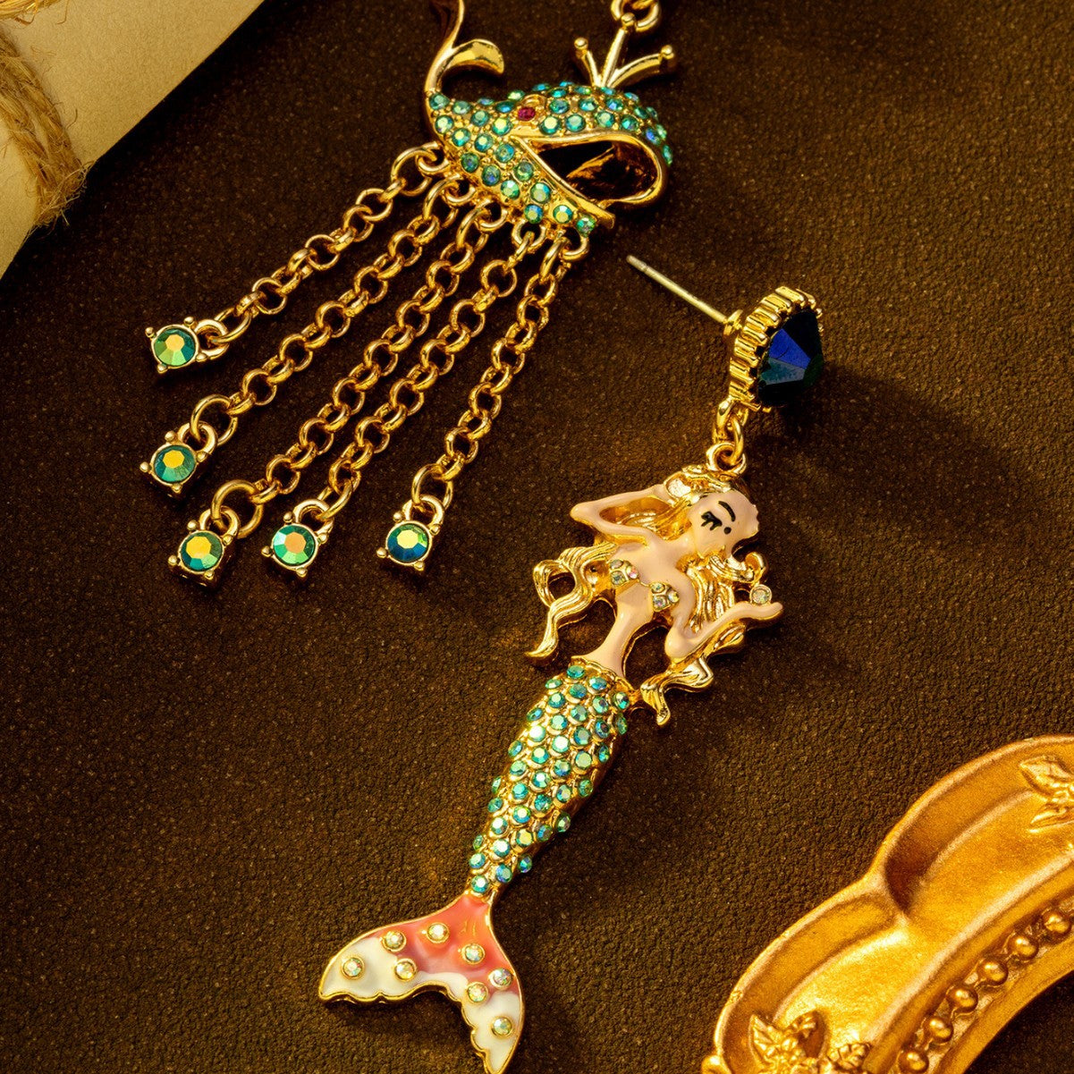 Boucles d'oreilles sirène asymétriques vintage en émail baleine entièrement serties de diamants
