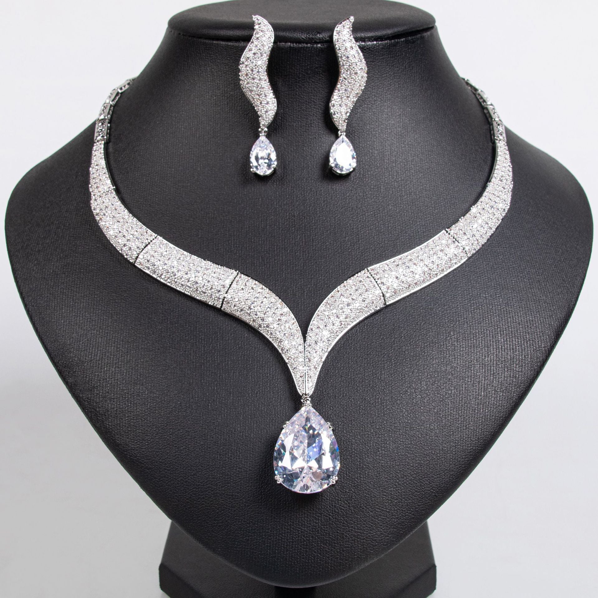 Luxury Red Teardrop Gemstone Necklace Set for Women – Gold Statement Jewelry with Matching Earrings