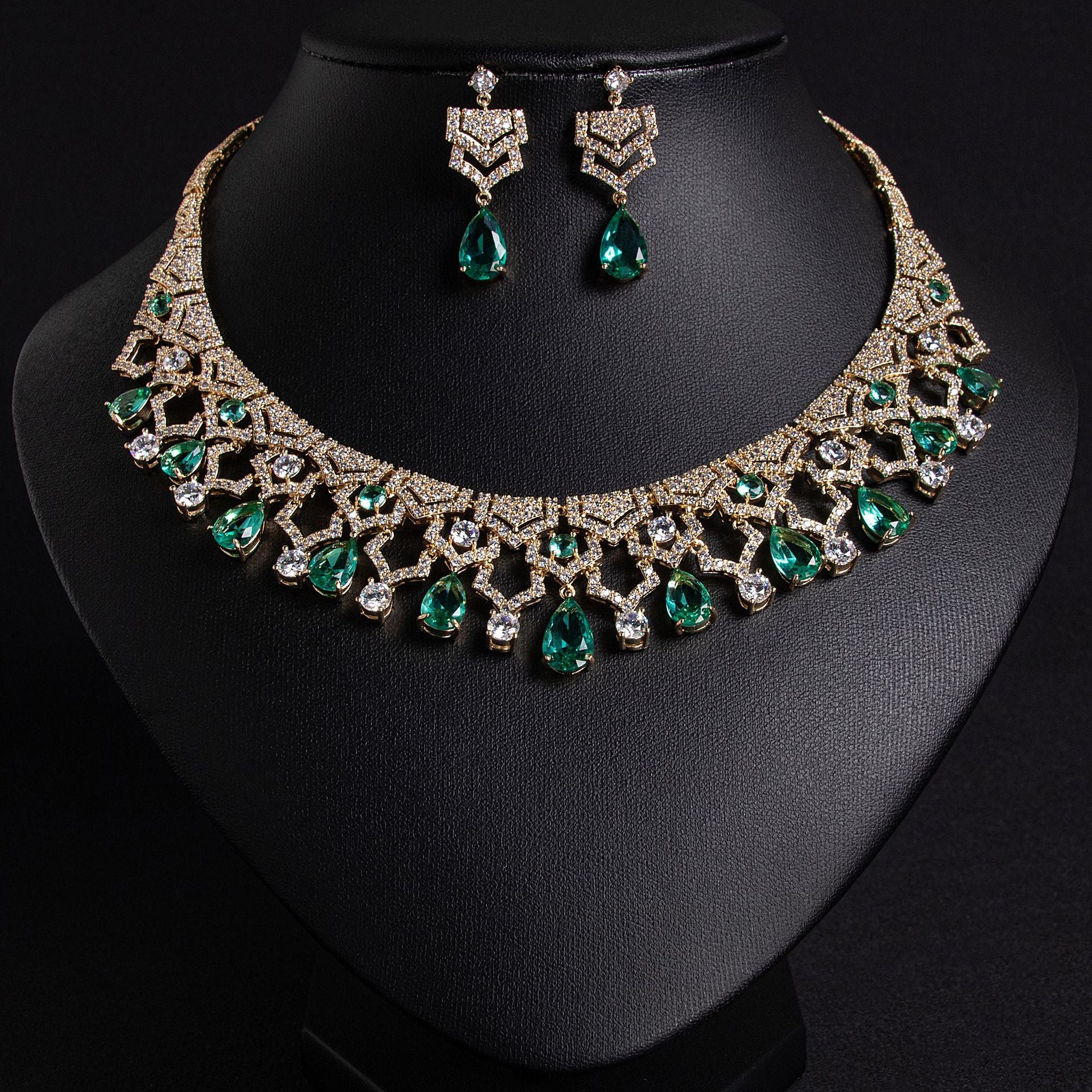 Parure de bijoux collier et boucles d'oreilles pendantes rouge rubis de luxe