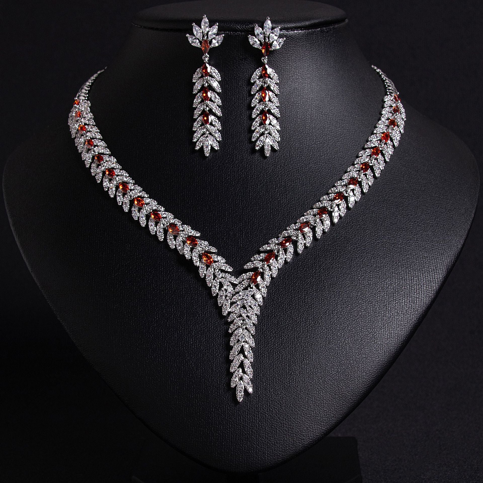 Parure de bijoux de luxe en cristal rouge feuille – Collier et boucles d'oreilles étincelants pour événements formels