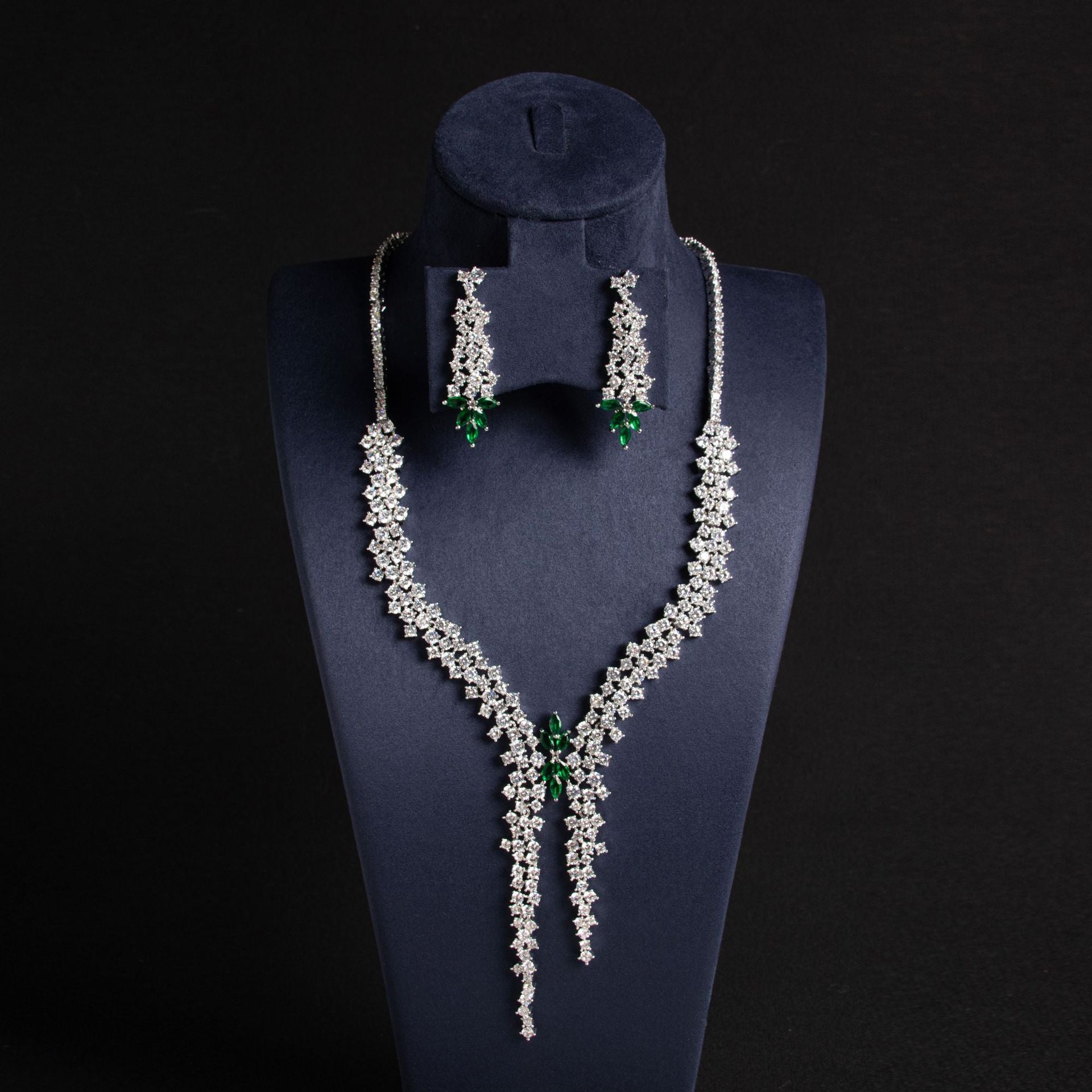 Parure collier et boucles d'oreilles style diamant de luxe avec pompon émeraude