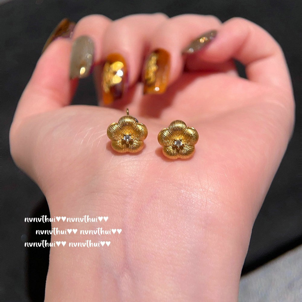 Vintage gold-plated brushed flower necklace