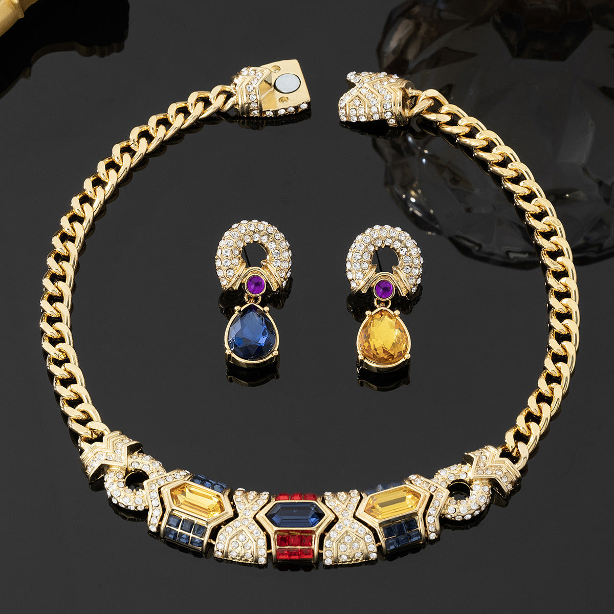 Ensemble collier et boucles d'oreilles de luxe léger rétro médiéval exagéré et magnifique, de style classique