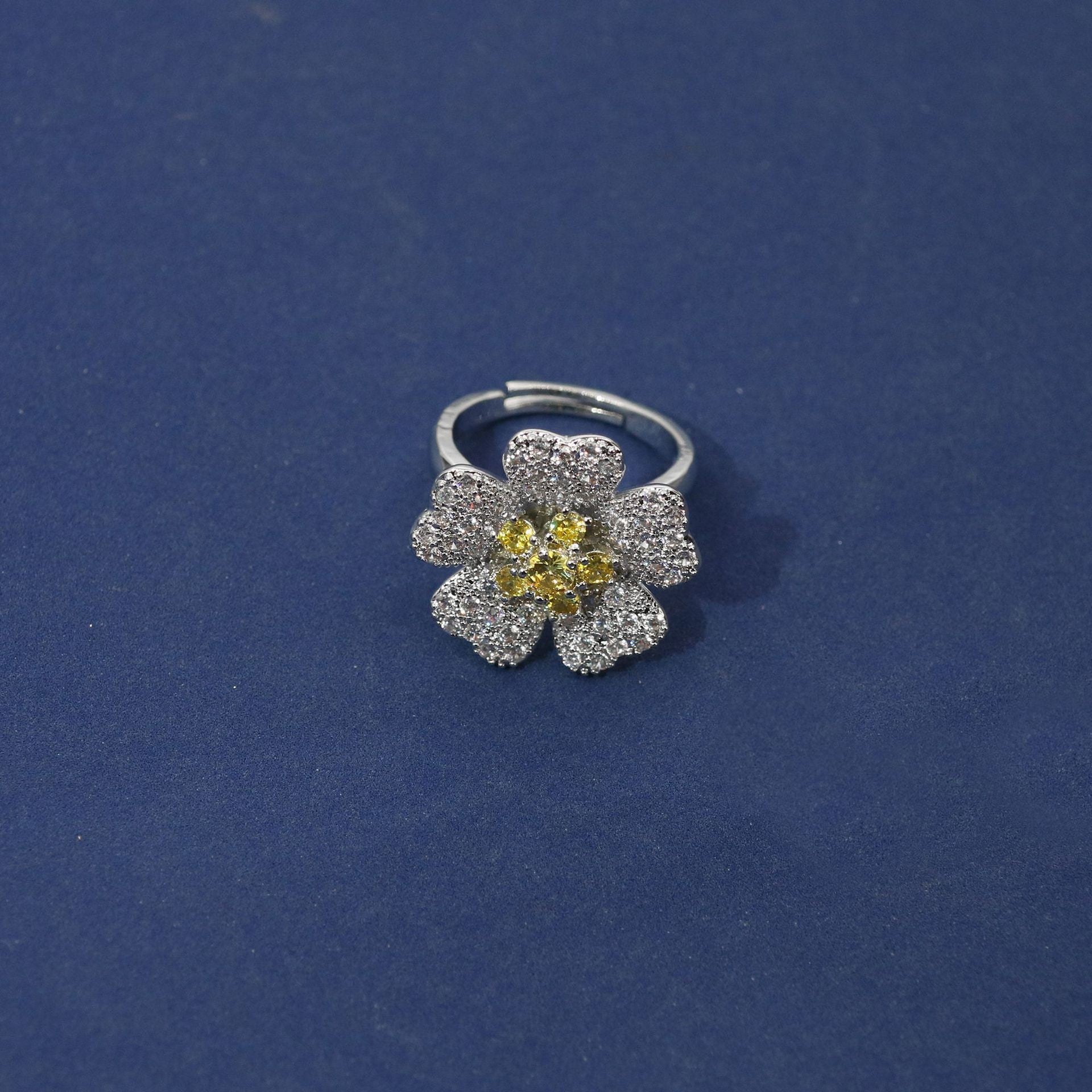 Ensemble collier et boucles d'oreilles zircon fleur, élégant et simple