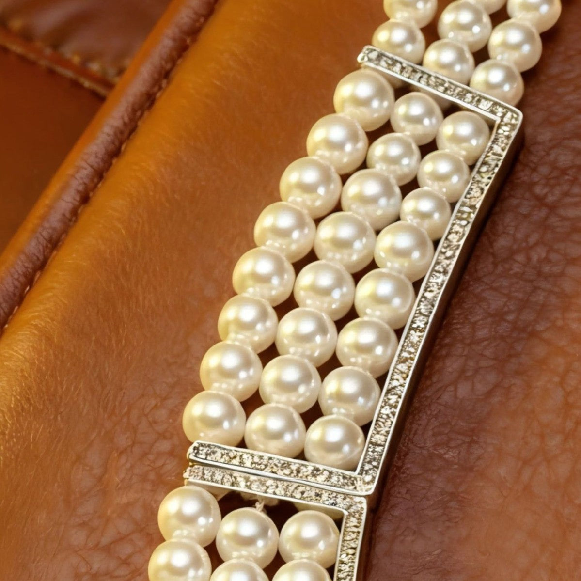 Collier multi-rangs de perles serti de diamants, style antique et tendance