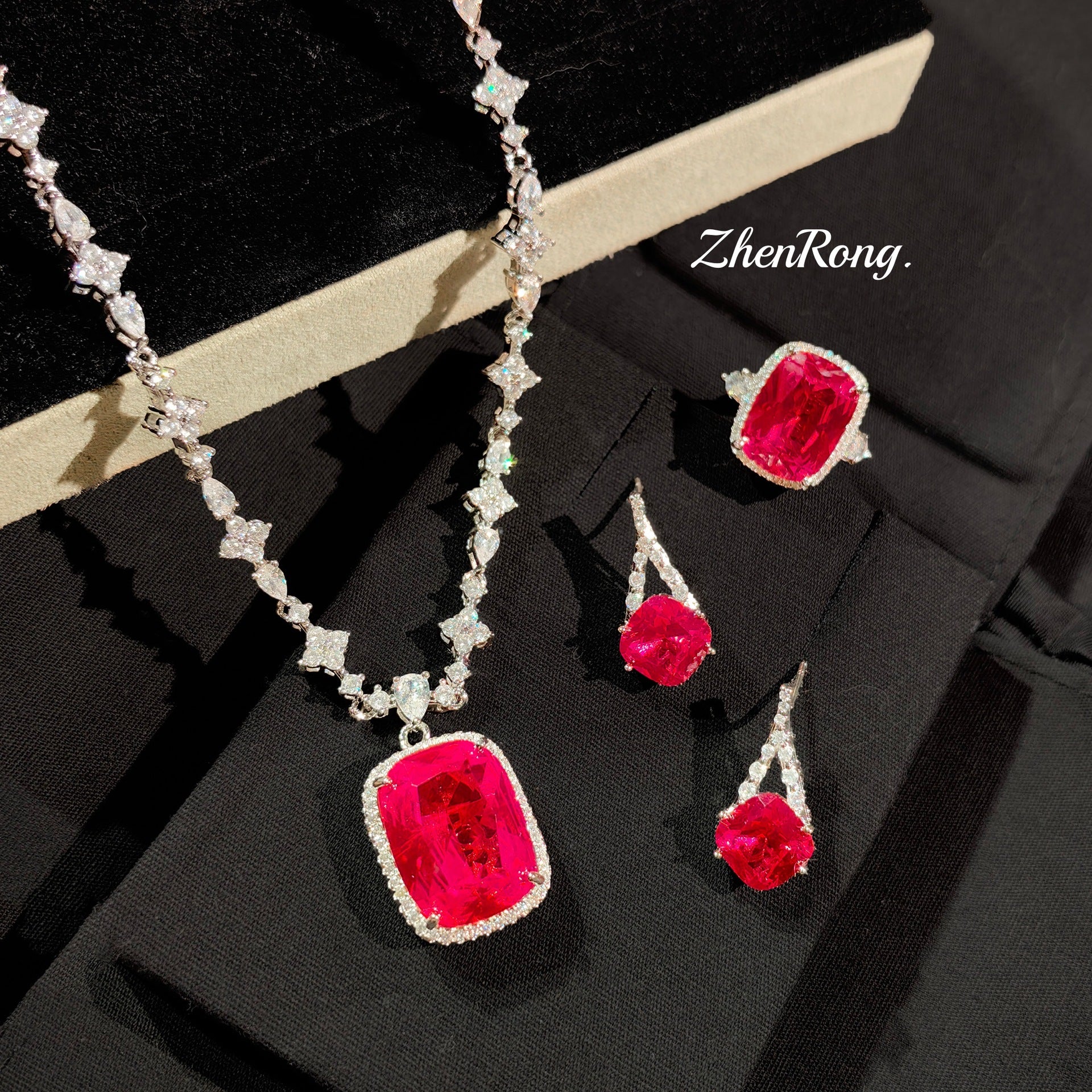 Ensemble collier et pendentif corindon rouge couleur trésor luxe léger