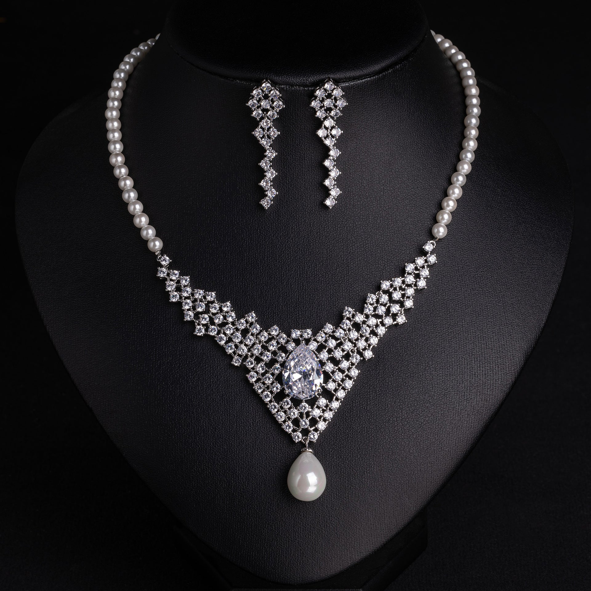 Parure collier et boucles d'oreilles de luxe perle et cristal rouge rubis
