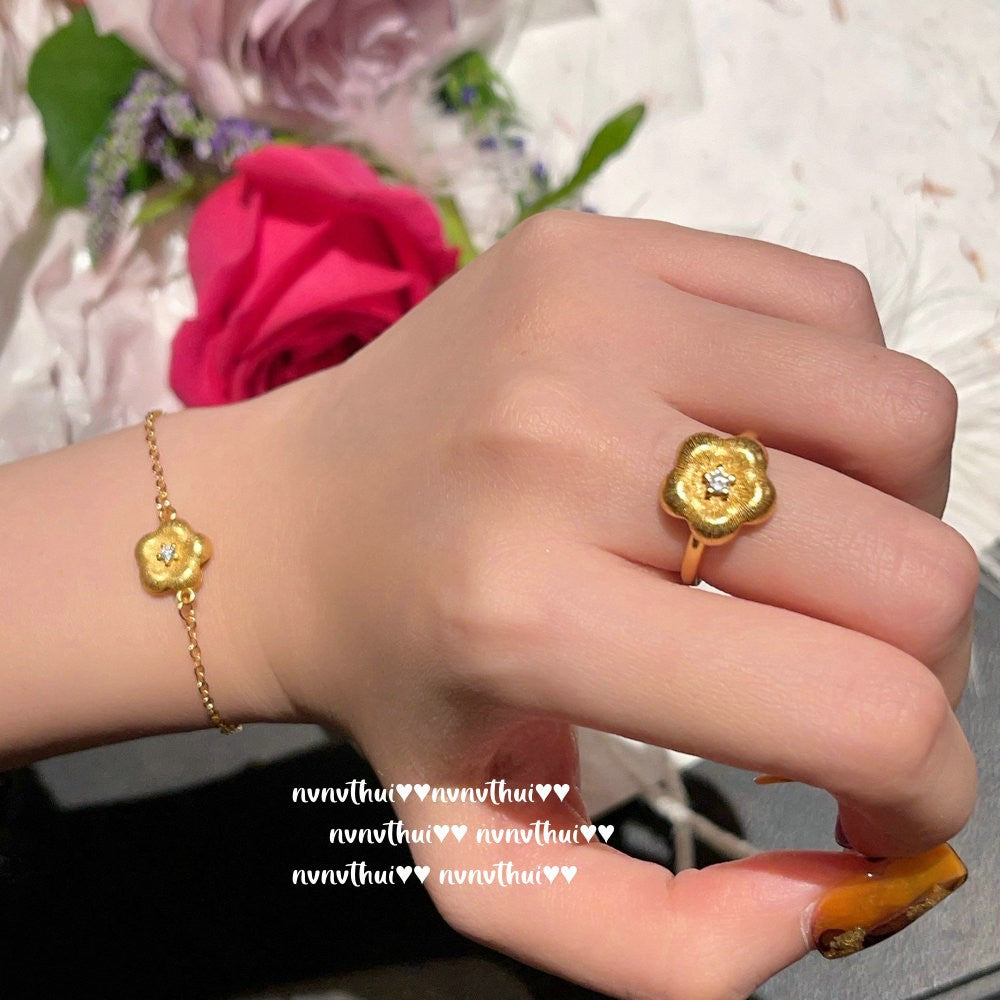 Vintage gold-plated brushed flower necklace