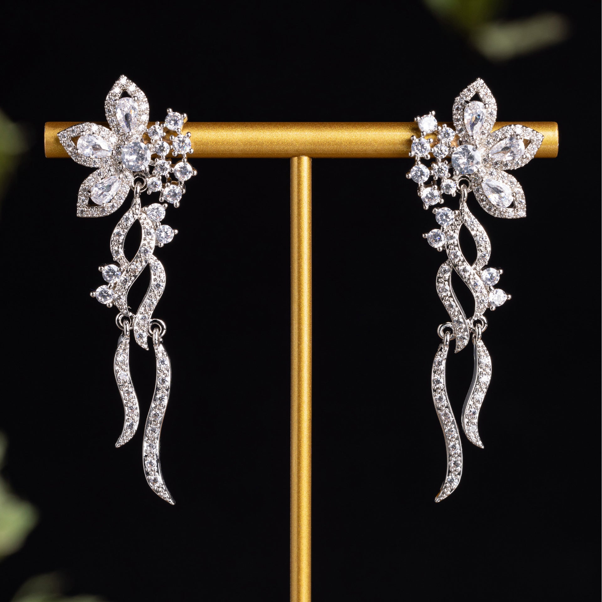 Boucles d'oreilles pendantes Ruby Rose glamour avec détails en cristal étincelant