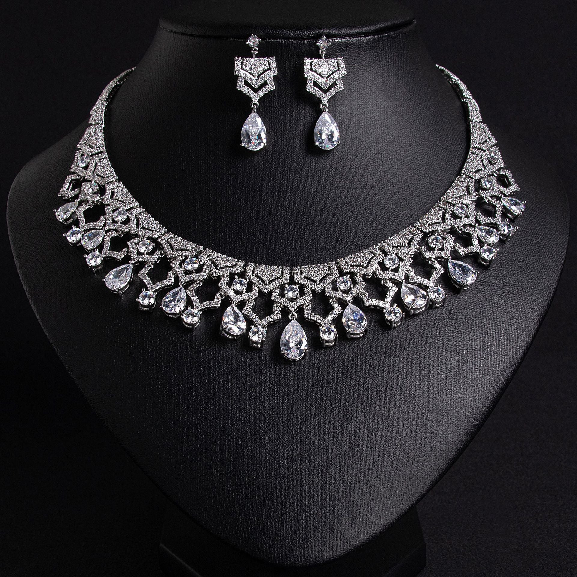 Parure de bijoux collier et boucles d'oreilles pendantes rouge rubis de luxe