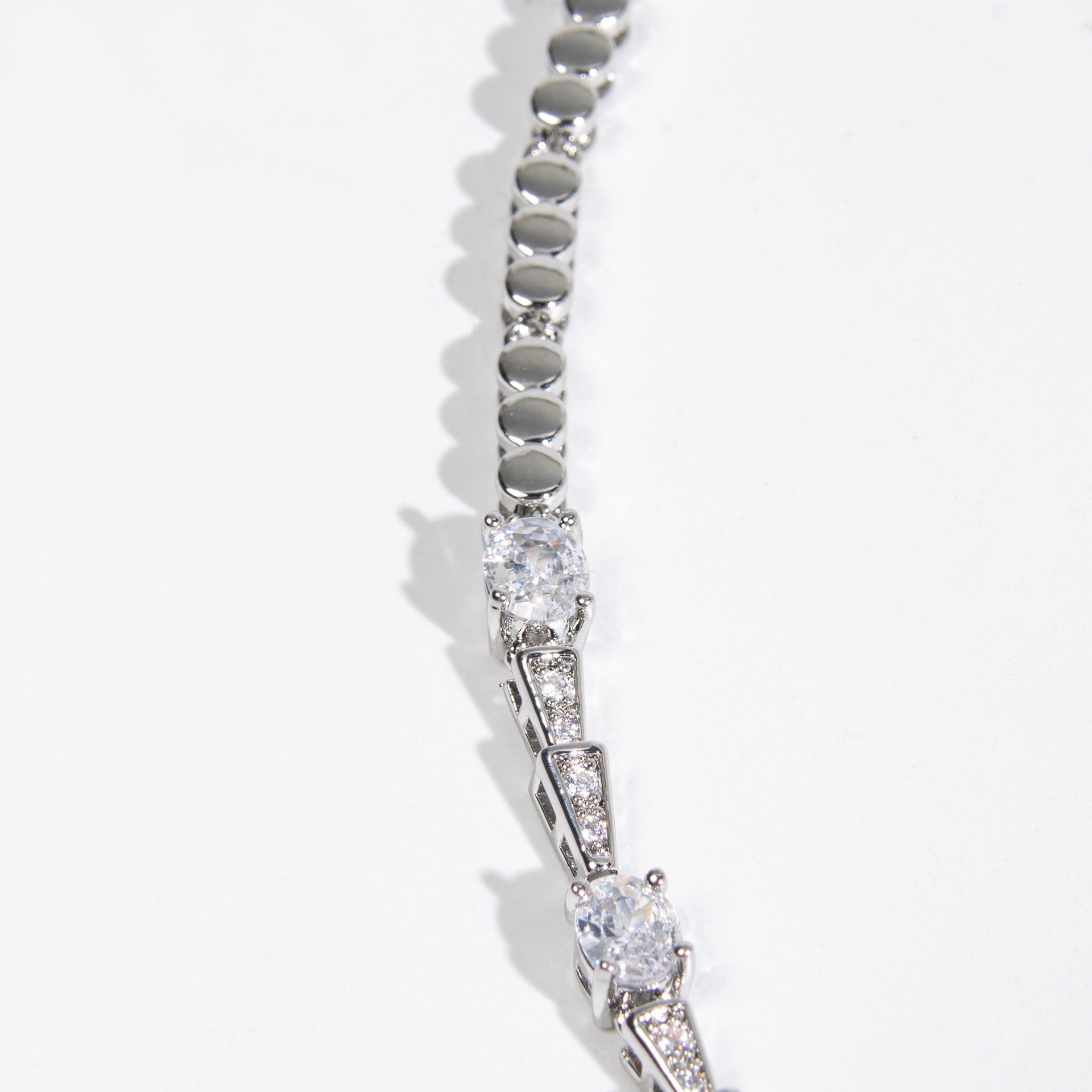 Collier plastron élégant en cristal vert émeraude pour tenue de soirée