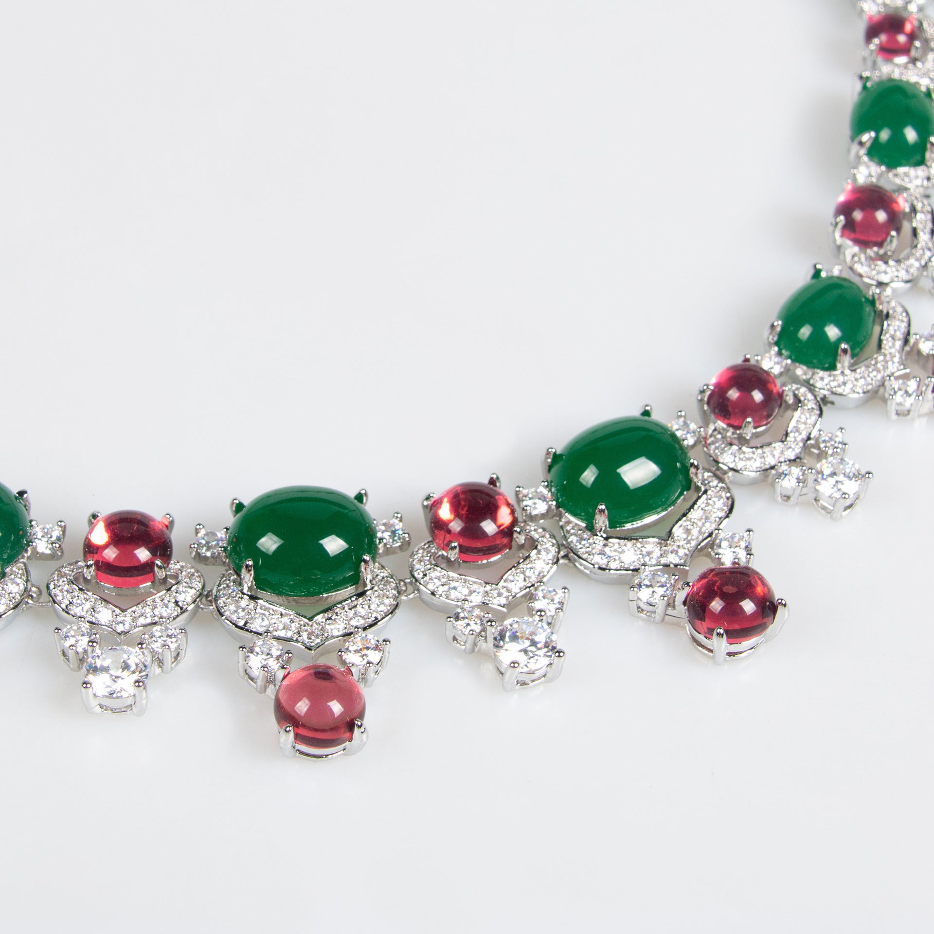 Parure collier et boucles d'oreilles de luxe en cristal vert émeraude et rouge rubis