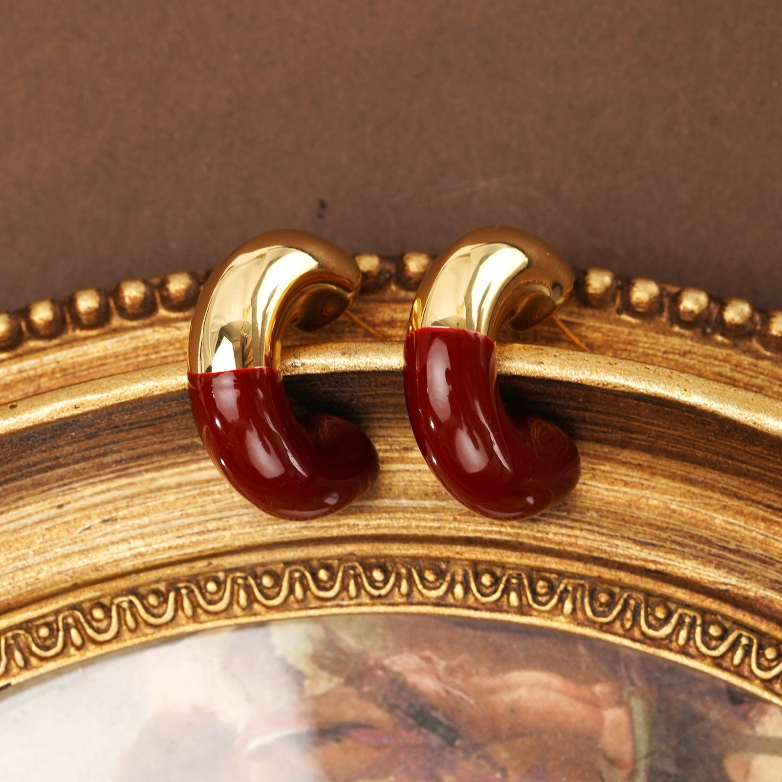 Fashion light luxury red c-shaped stud earrings