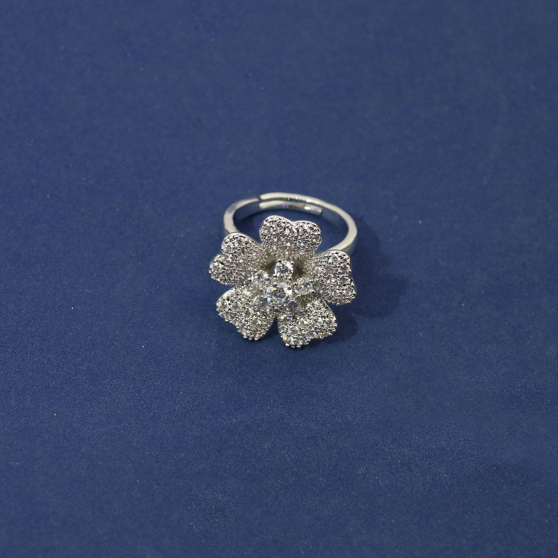 Ensemble collier et boucles d'oreilles zircon fleur, élégant et simple