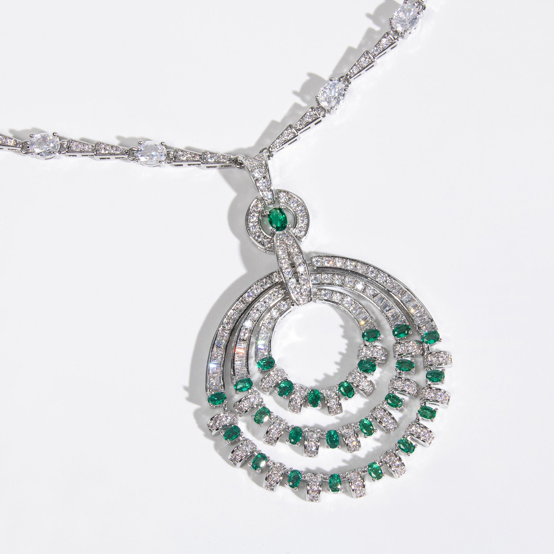 Collier plastron élégant en cristal vert émeraude pour tenue de soirée