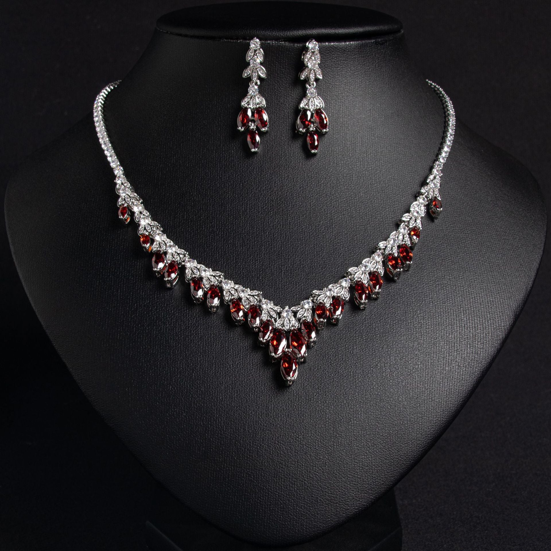 Parure Collier en V et Boucles d'Oreilles Cristal Rubis de Luxe