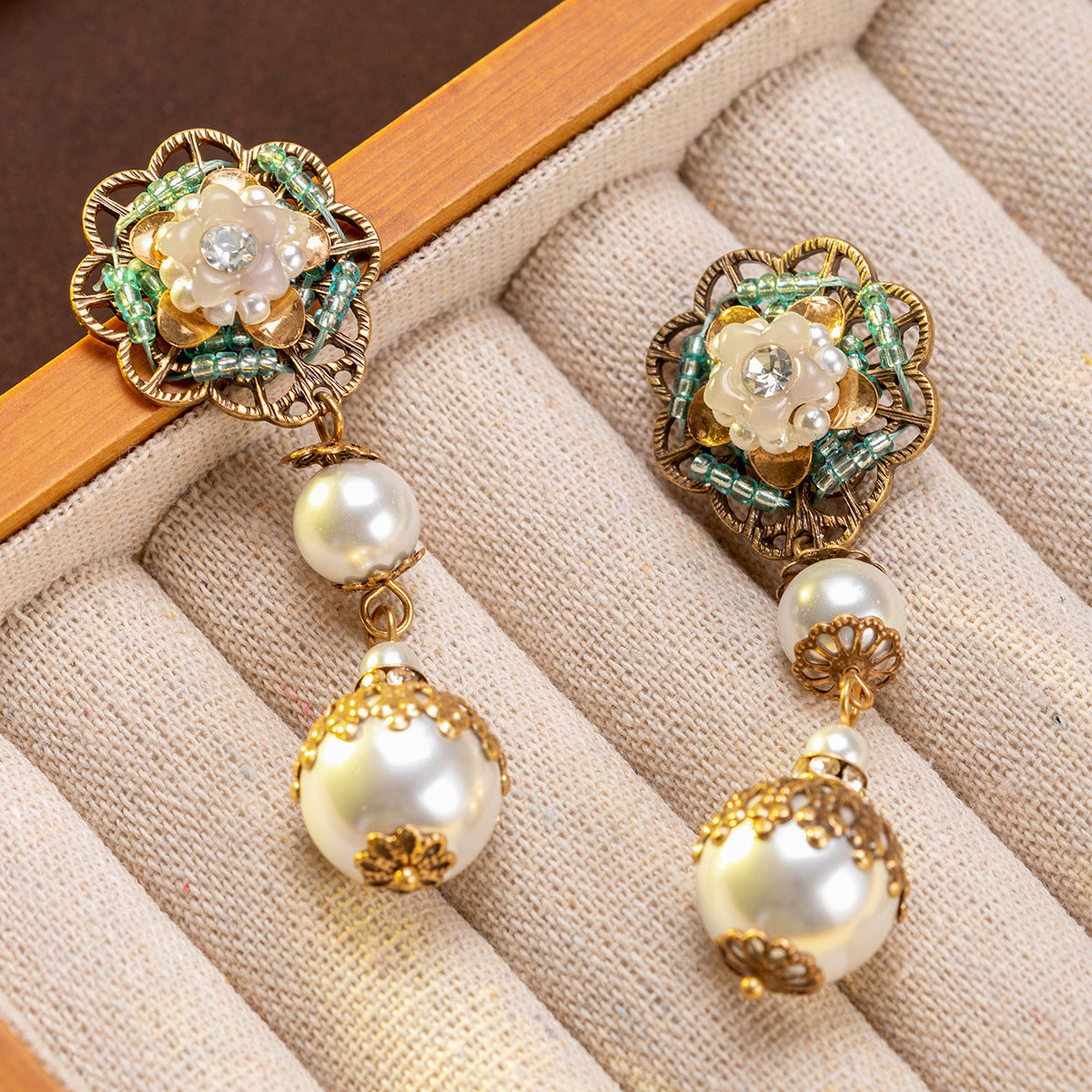 Boucles d'oreilles pendantes vintage florales avec perles pour femmes