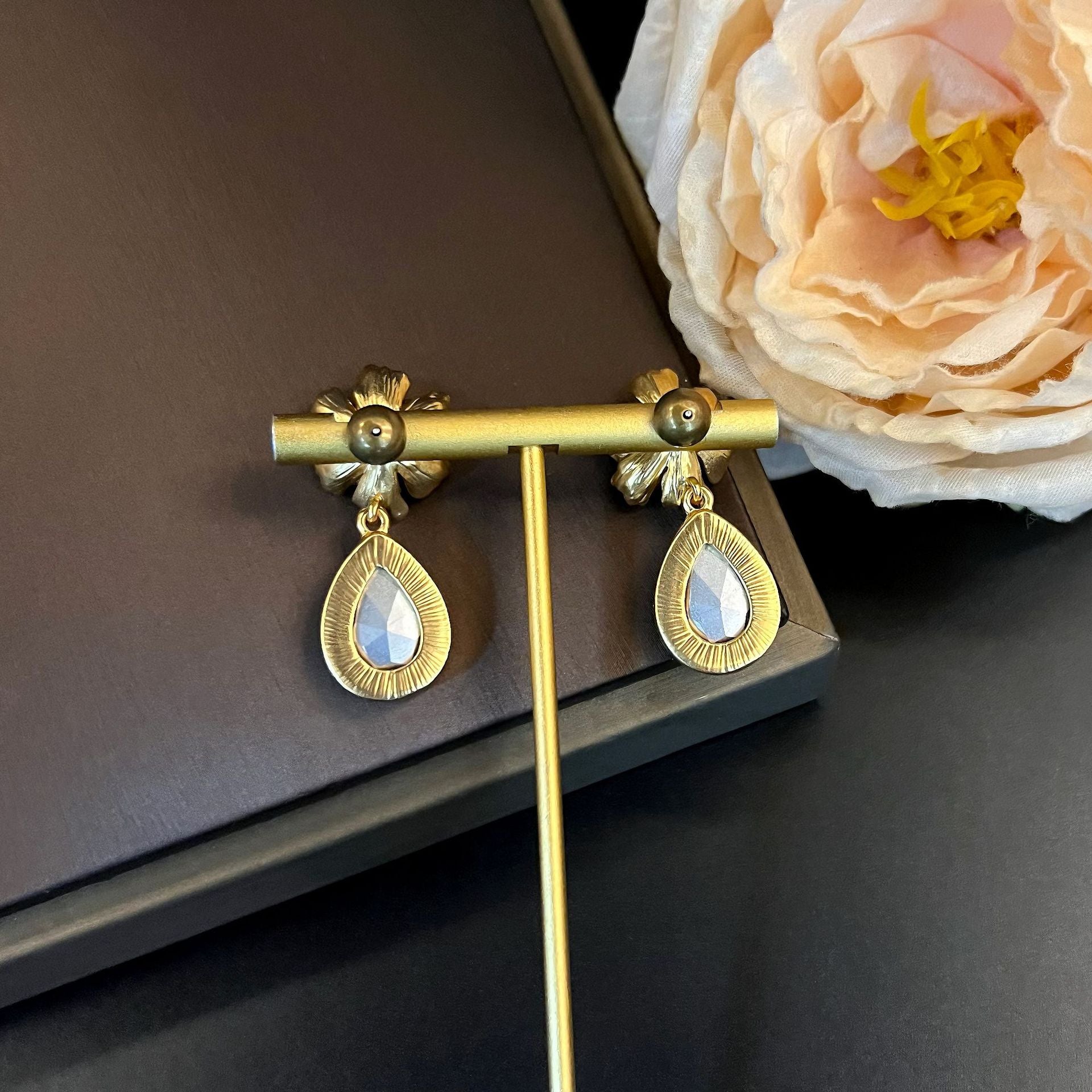 Boucles d'oreilles clous roses dorées françaises, boucles d'oreilles pendantes strass