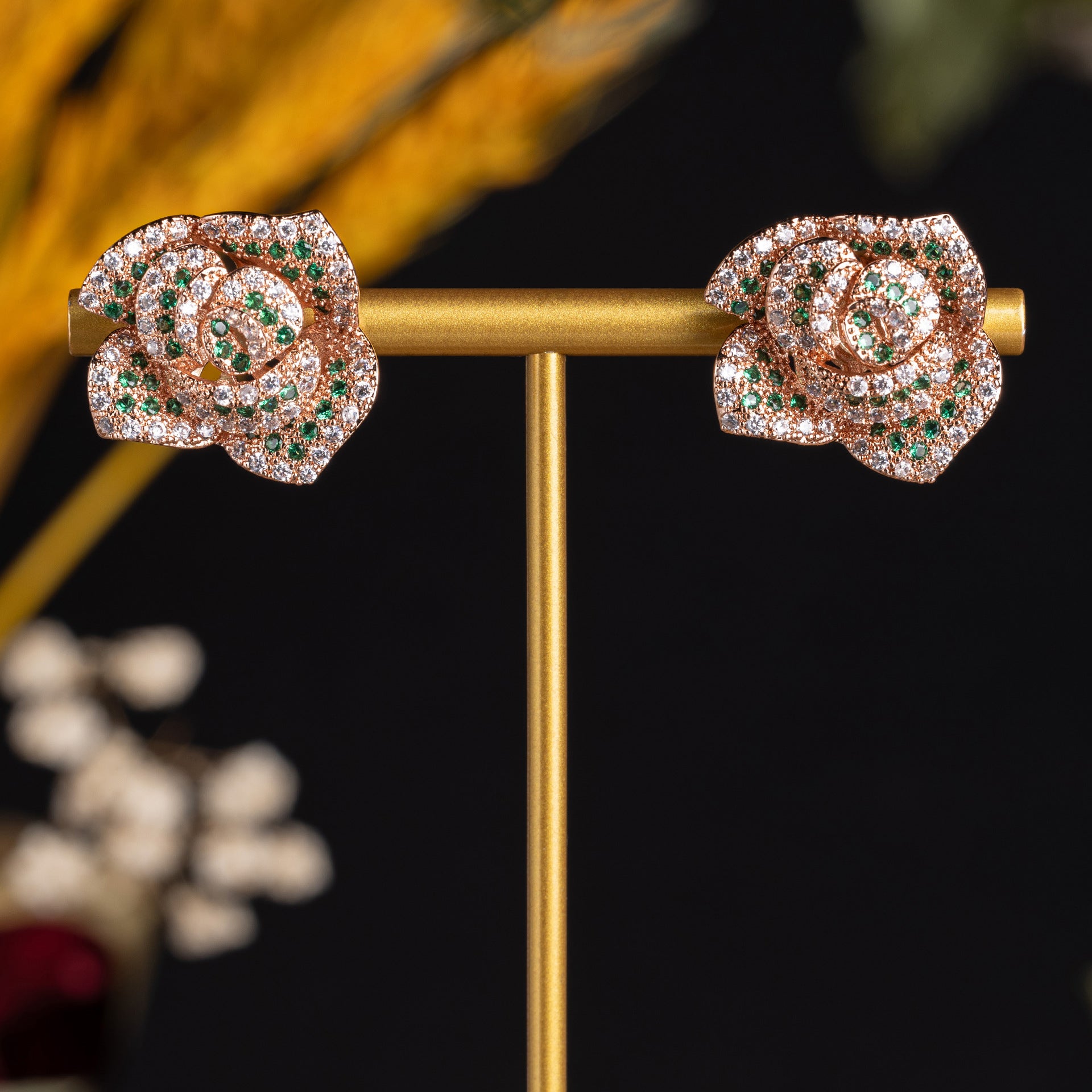 Boucles d'oreilles clous roses ajourées tridimensionnelles en or rose pour femmes