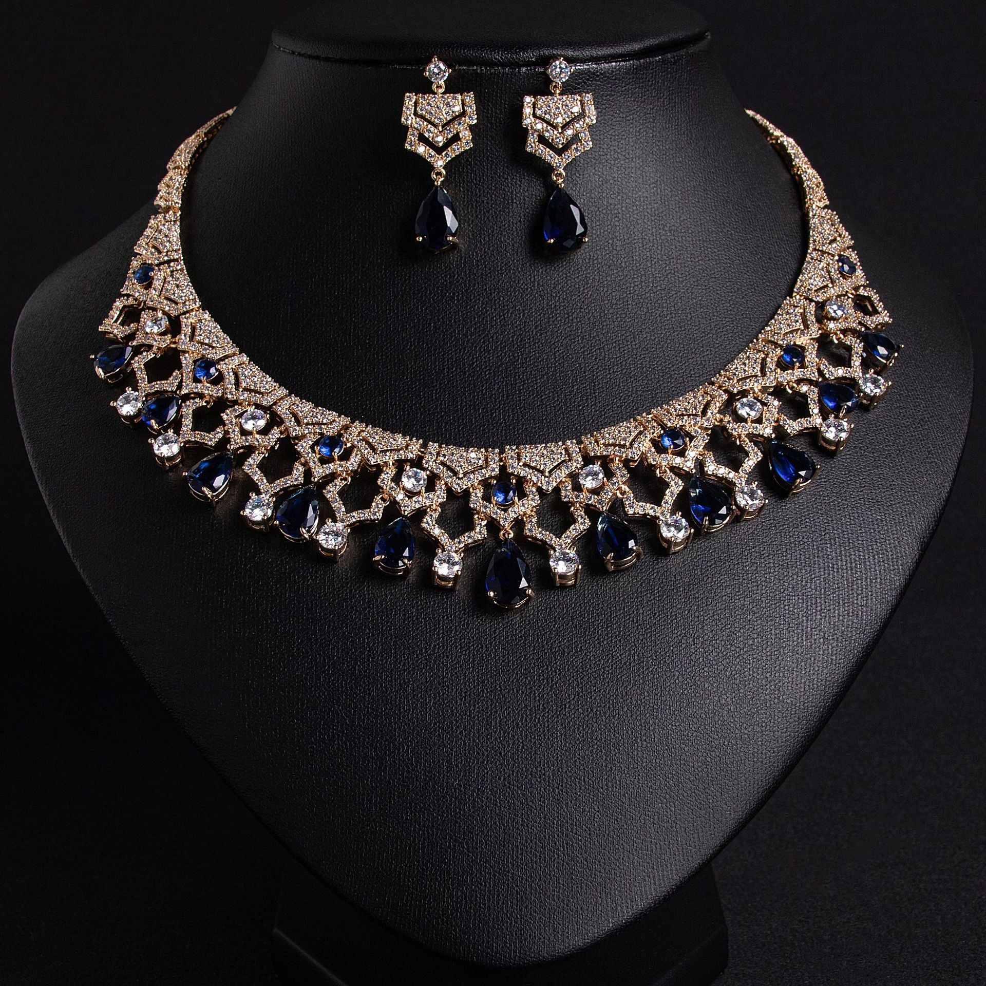 Parure de bijoux collier et boucles d'oreilles pendantes rouge rubis de luxe